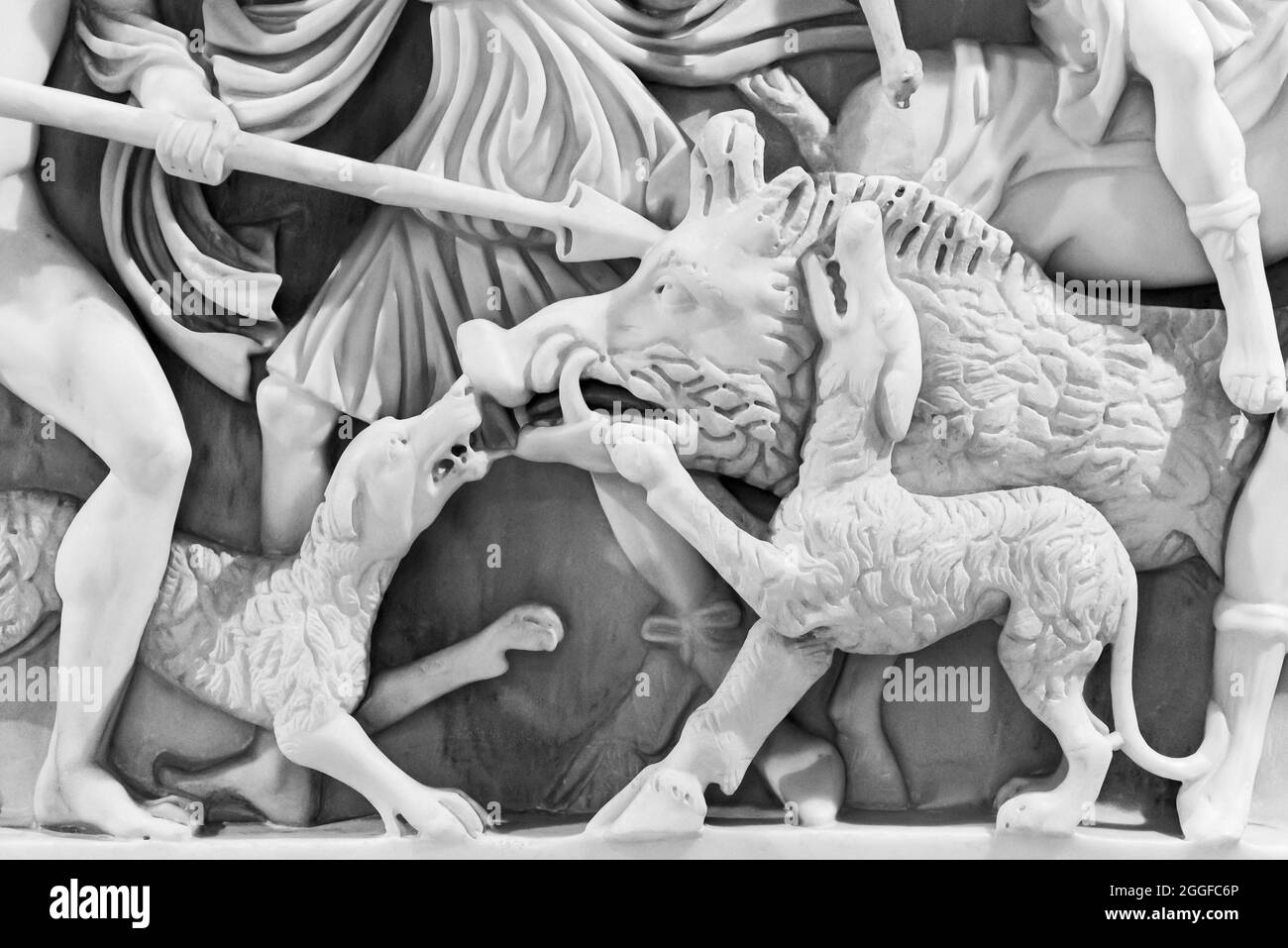 Photo en noir et blanc de la scène de la chasse dans les temps anciens sculptée sur un mur en marbre Banque D'Images