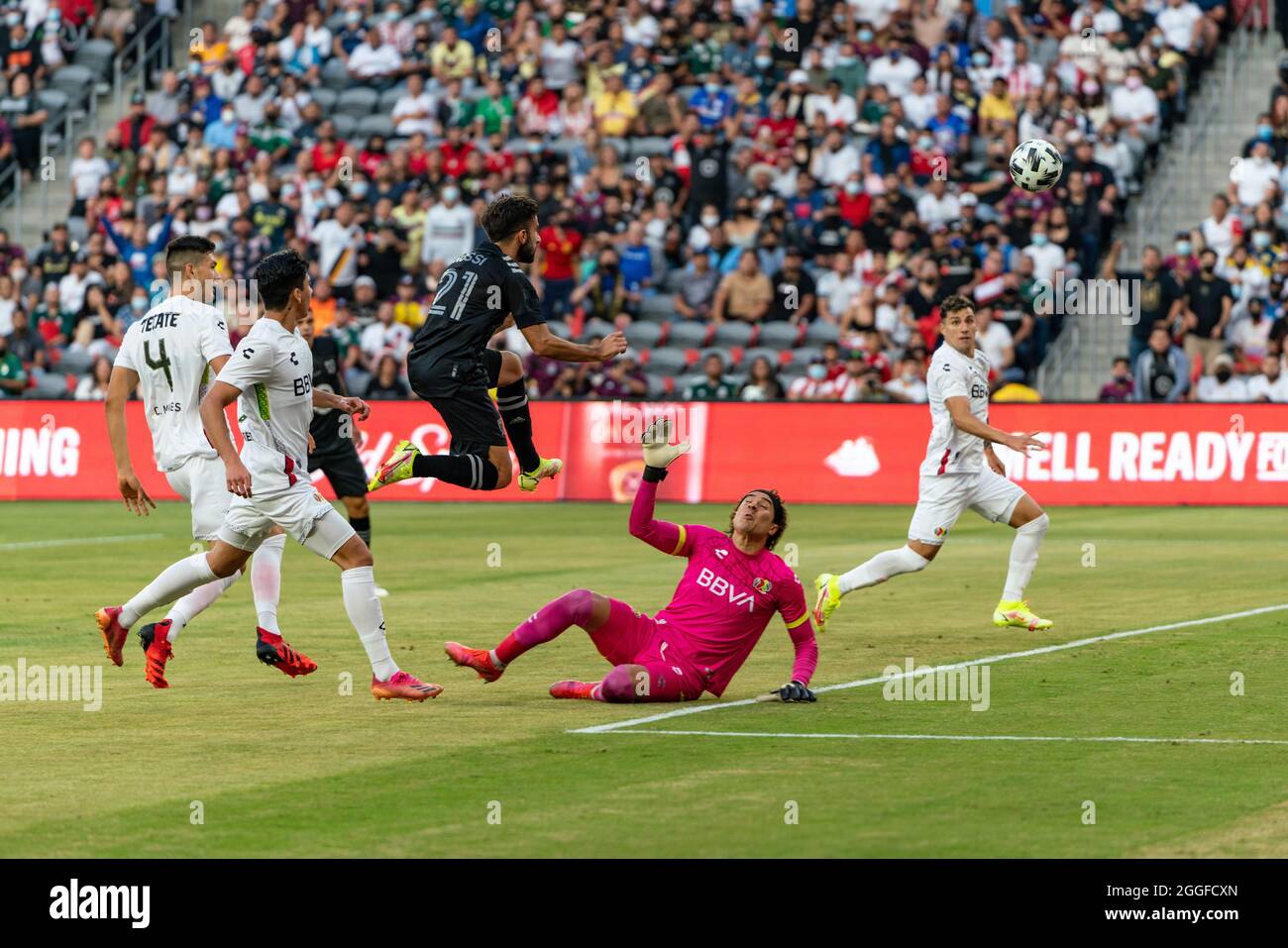 Diego Rossi de LAFFC passe la balle au-dessus du gardien de but de Liga MX Ochoa, mais la balle serait dégagée de la ligne et maintenue à l'extérieur pendant la première moitié du jeu MLS All Star 2021 Banque D'Images