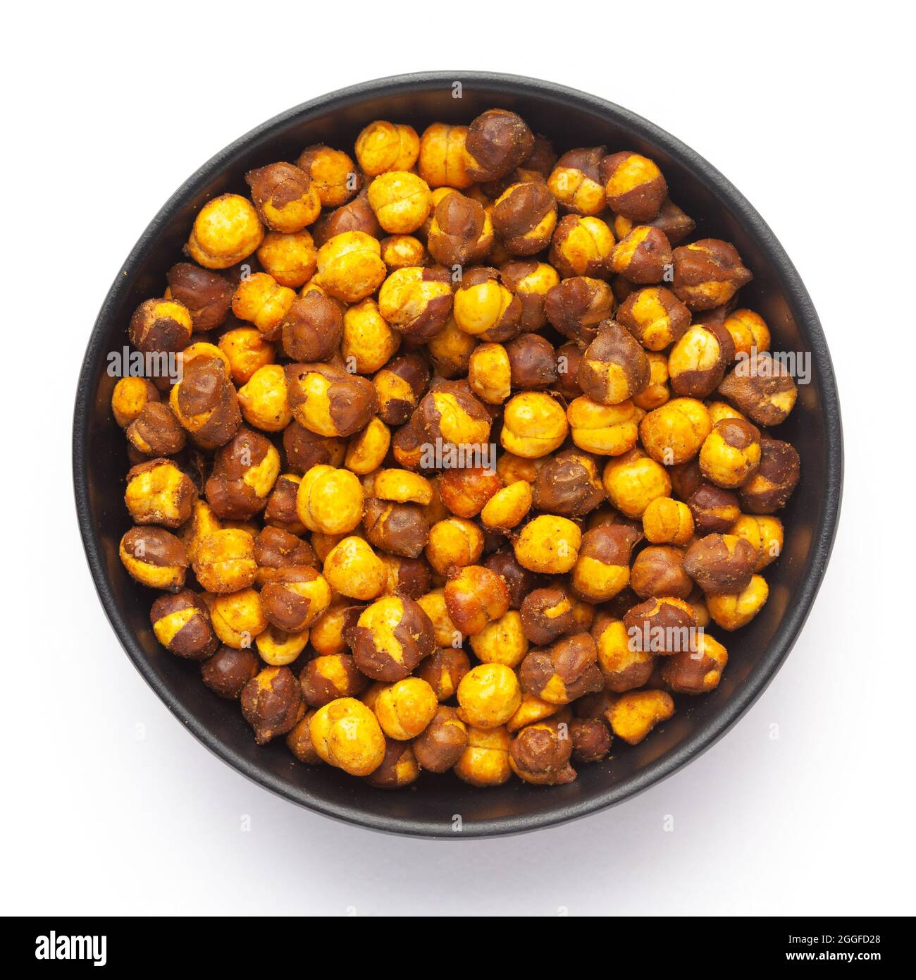 Gros plan du Masala de Chana rôti et croquant dans un bol en céramique noir, fait avec des grammes de Bengale ou des pois chiches. En-cas indiens épicés (Namkeen), vue de dessus Banque D'Images