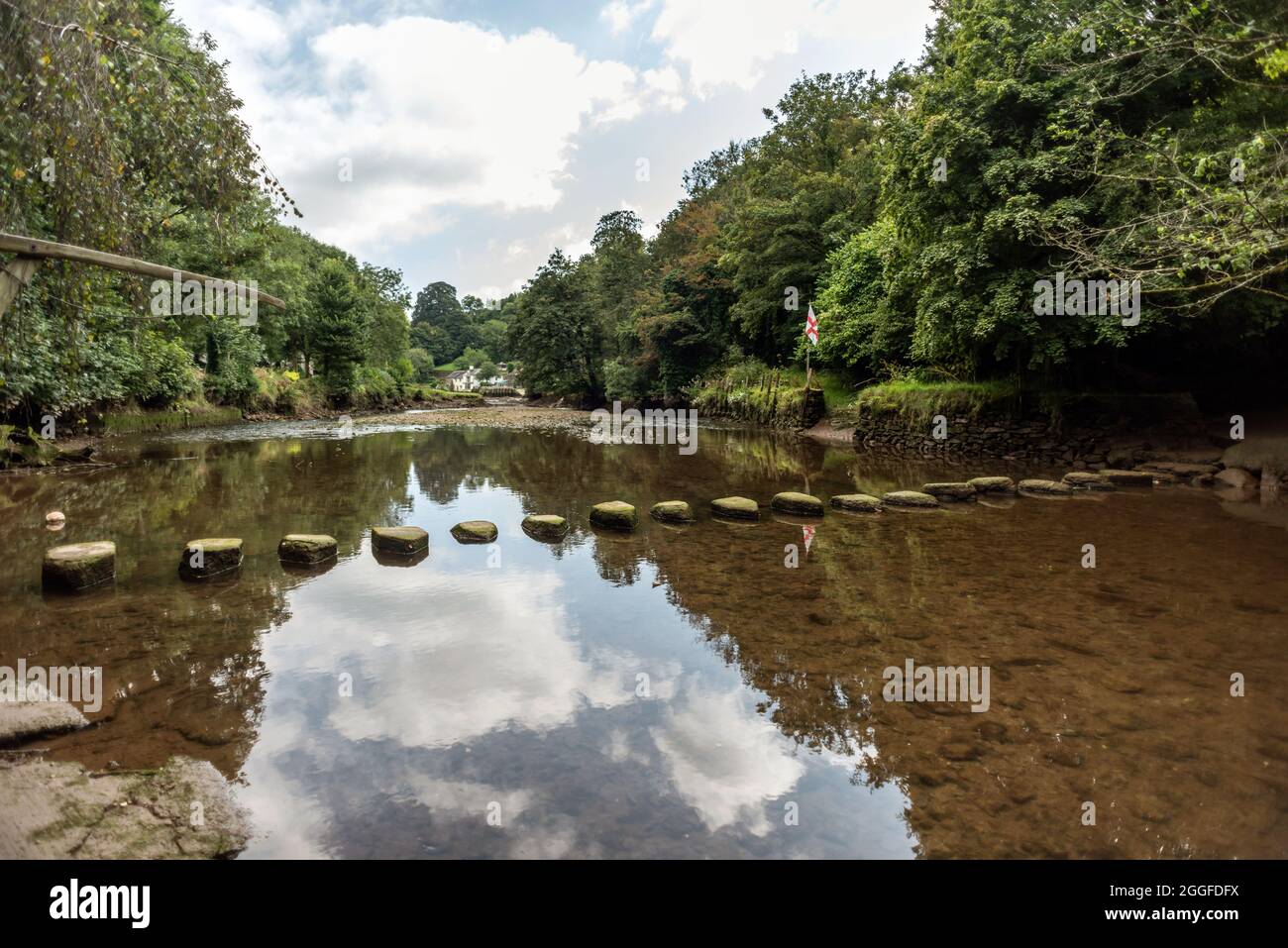 Totnes, 26 août 2021 : pierres sur un ruisseau près de Sharpham Manor Vineyard, près de Totnes à Devon Banque D'Images