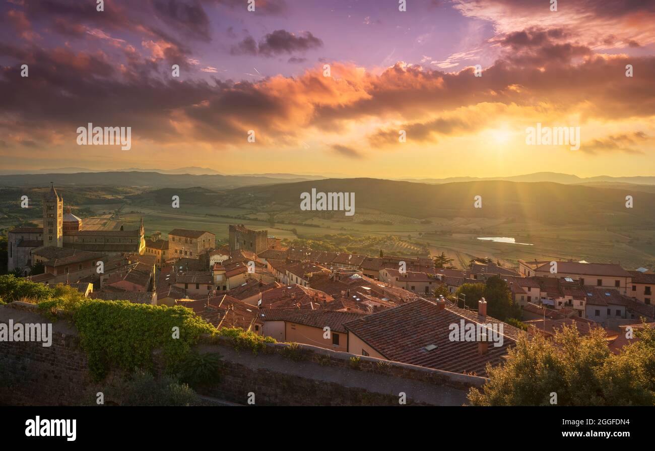 La vieille ville de Massa Marittima et la cathédrale du Duomo de San Cerbone au coucher du soleil. Toscane, Italie. Banque D'Images