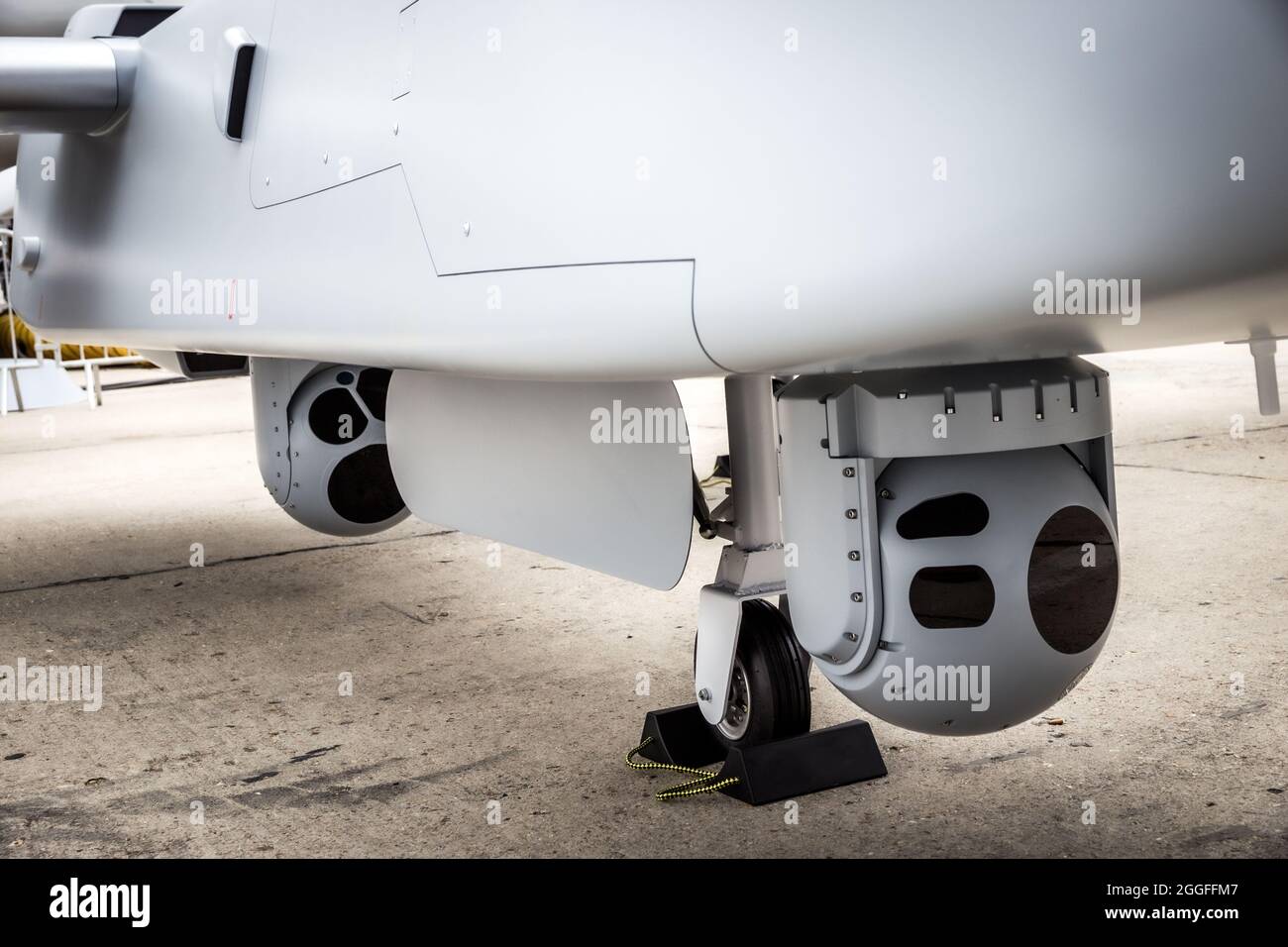 Des boîtiers de capteur de caméra sous un drone de surveillance aérienne sans pilote. Banque D'Images