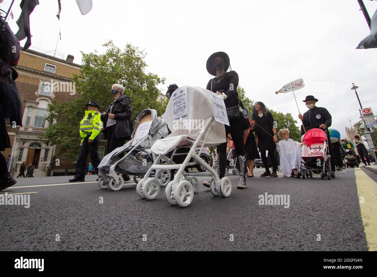 Extinction Activistes De La Rebellion Londres 31 Aout 21 Les Manifestants De L Action De Pram Dans Le Centre De Londres Marchent Avec Des Landaus Blancs Fantomatiques Habilles De Vetements Funeraires Photo Stock