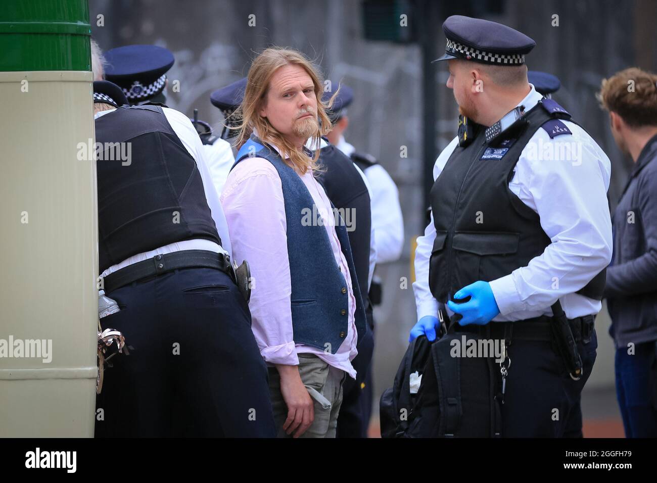 Ville de Londres, Royaume-Uni. 31 août 2021. Les manifestants sont arrêtés et conduits loin des lieux. La rébellion de l'extinction (XR) a bloqué le London Bridge avec un bus d'époque, plusieurs manifestants ont été collés et reliés à l'autobus et au sol, et ont dû être enlevés par la police. Credit: Imagetraceur/Alamy Live News Banque D'Images