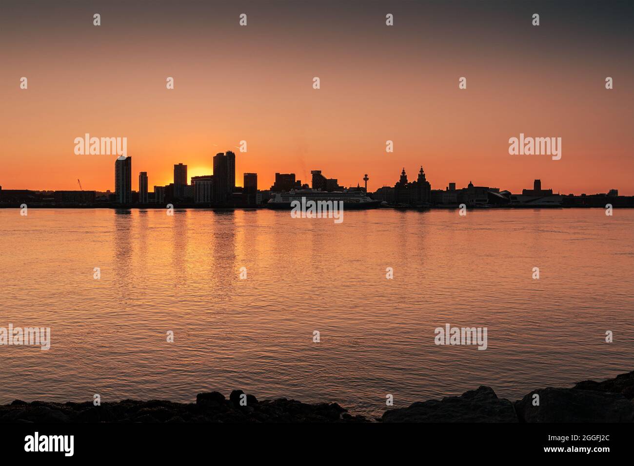 Liverpool, Royaume-Uni : gratte-ciel de bâtiments en front de mer au lever du soleil sur la rivière Mersey Banque D'Images