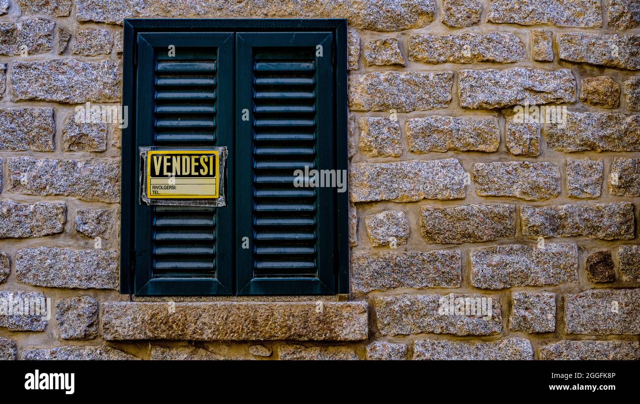 fenêtre verte sur le mur avec une affiche pour la vente. Maisons à vendre en Italie. Banque D'Images