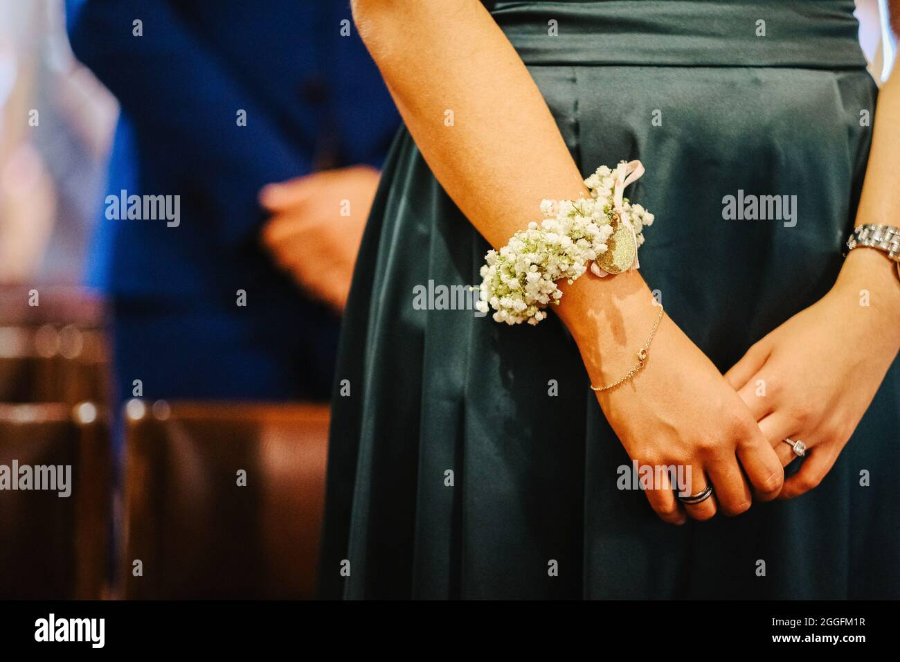 Gros plan de la demoiselle d'honneur portant un bracelet de mariage pendant  la cérémonie Photo Stock - Alamy
