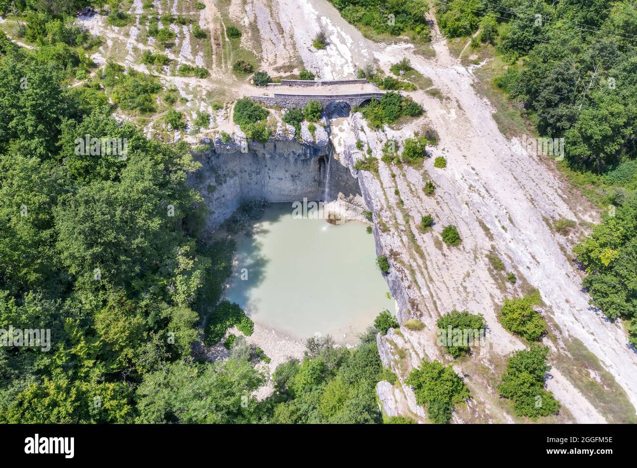 Une vue aérienne de 24.5 mètres de haut chute d'eau Sopot en été, Istria, Croatie Banque D'Images