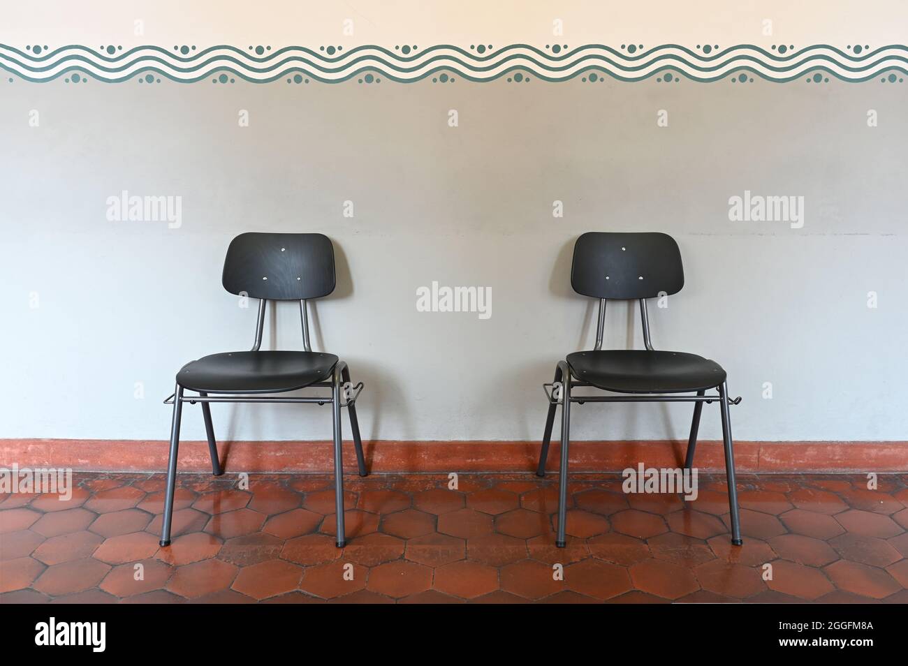Deux chaises dans le couloir de l'hôtel de ville historique de Koepenick  Photo Stock - Alamy