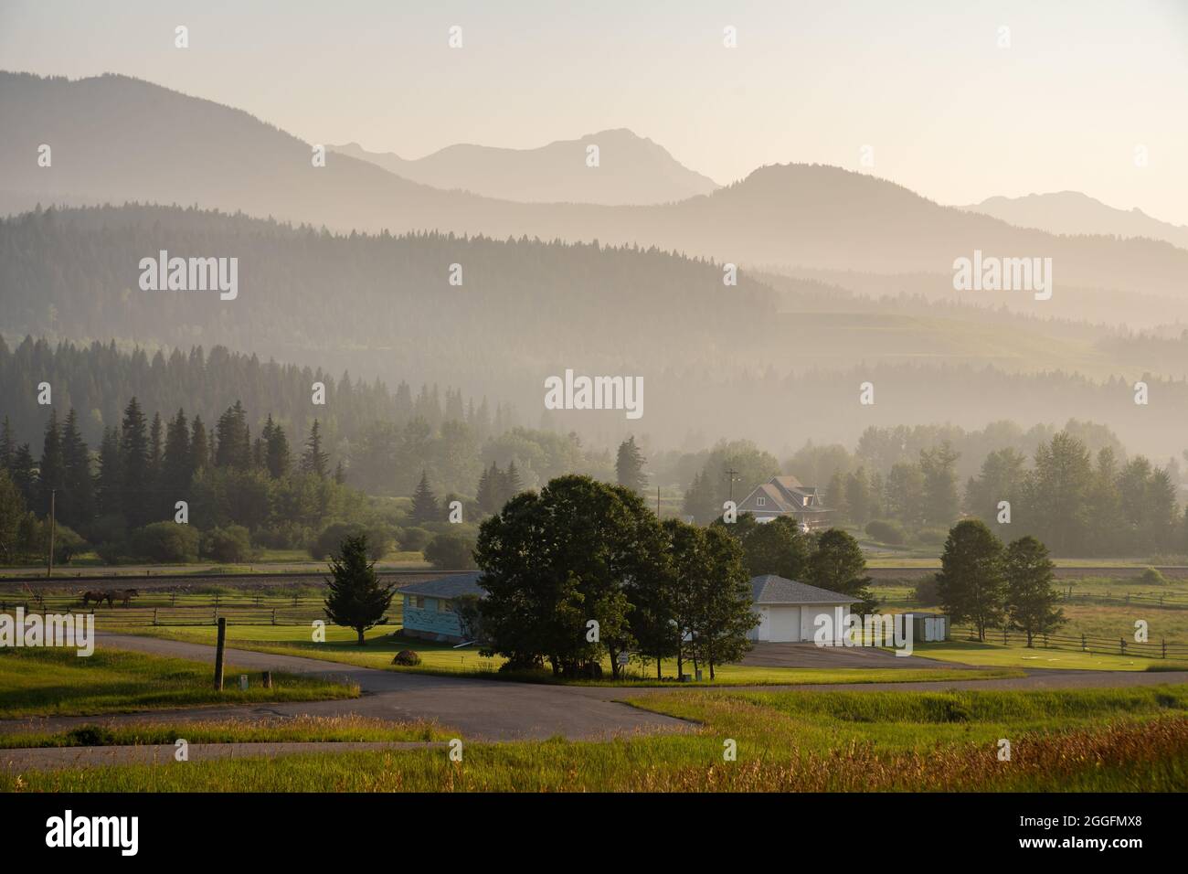 Coleman Alberta Canada, juillet 20 2021 : la fumée remplit la vallée du col Crossest des feux de forêt qui brûlent en Amérique du Nord. Banque D'Images