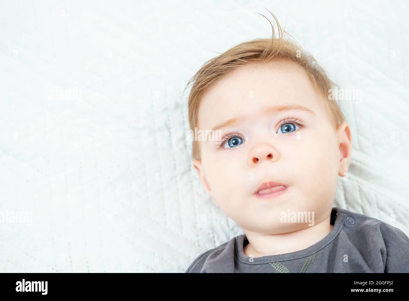 Portrait De Tete De Bebe Mignon Garcon Allonge Sur Le Lit Montre La Langue Copier L Espace Photo Stock Alamy