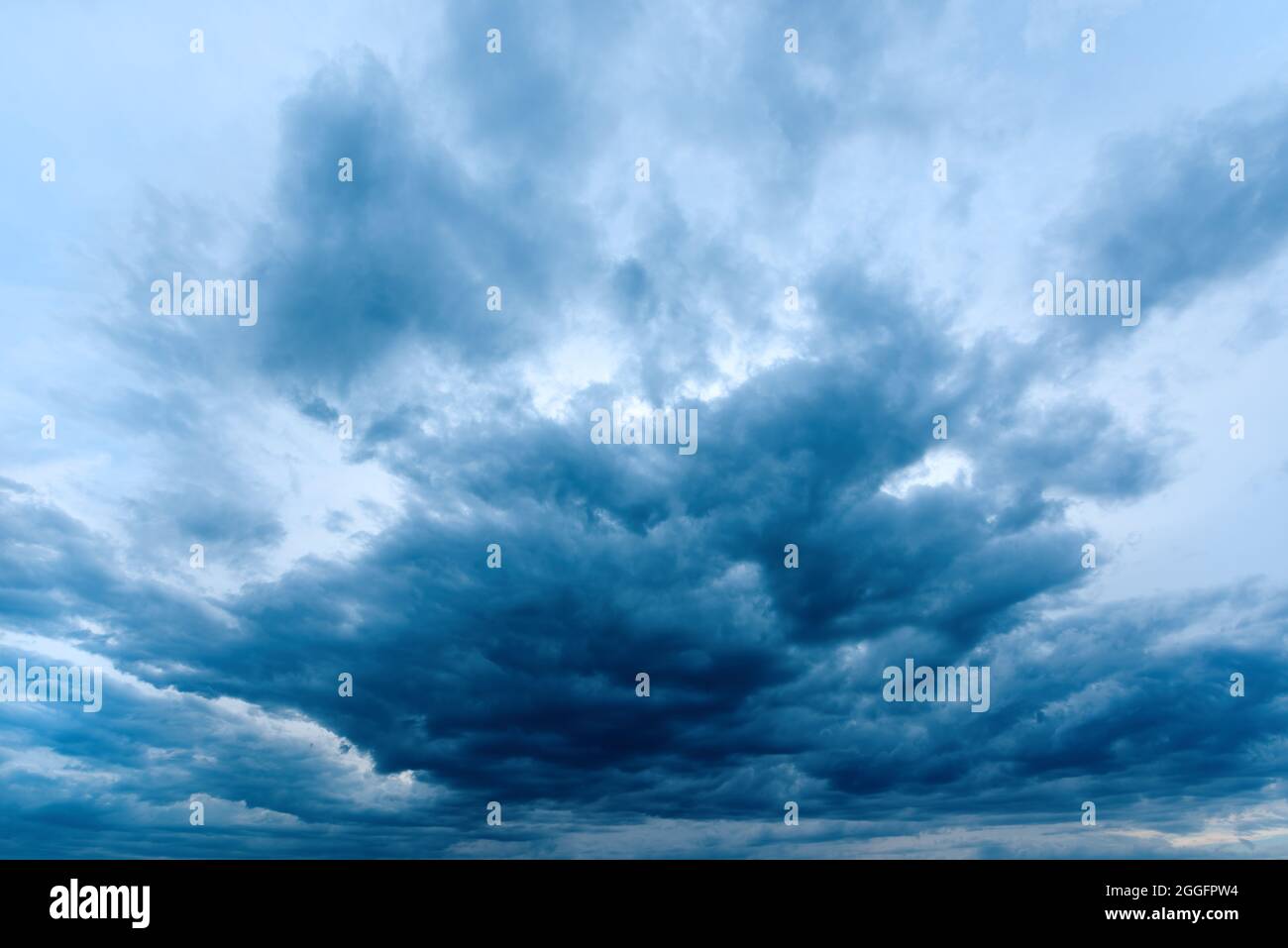Des cumulus orageux spectaculaires au ciel au crépuscule du printemps, image bleue froide Banque D'Images