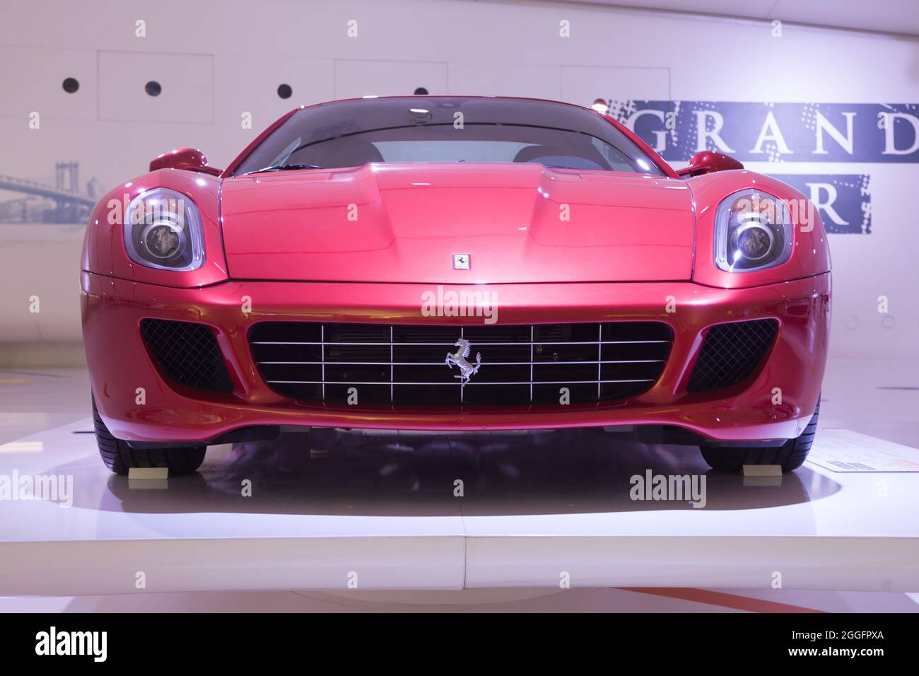 Modène, Italie - 14 août 2021 : vue de face de Ferrari 599 GTB Fiorano présentée au musée Enzo Ferrari, Modène, Italie. Banque D'Images