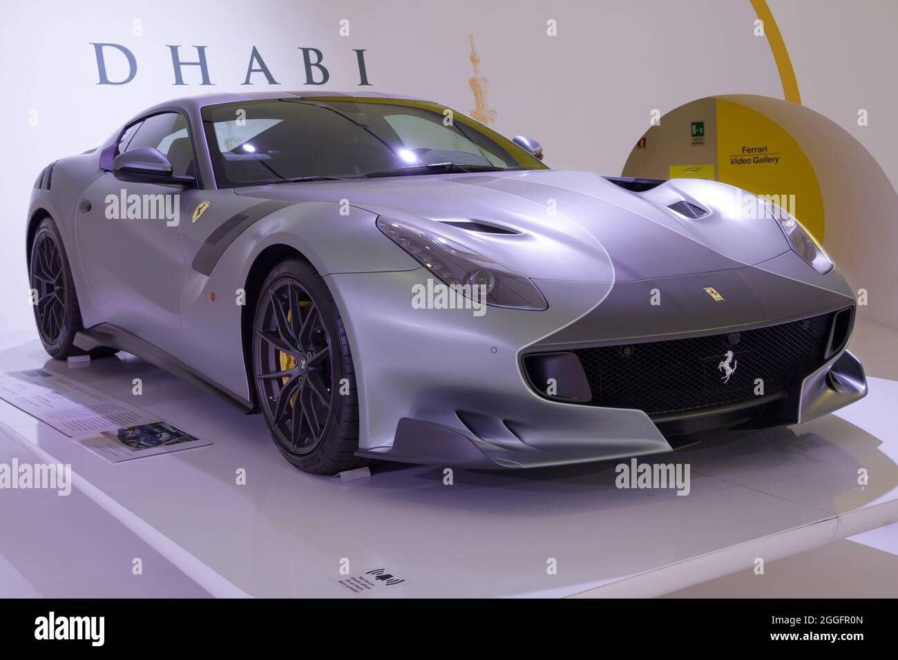 Modène, Italie - 14 août 2021 : Ferrari F12 Tour de France présenté au musée Enzo Ferrari, Modène, Italie. Banque D'Images