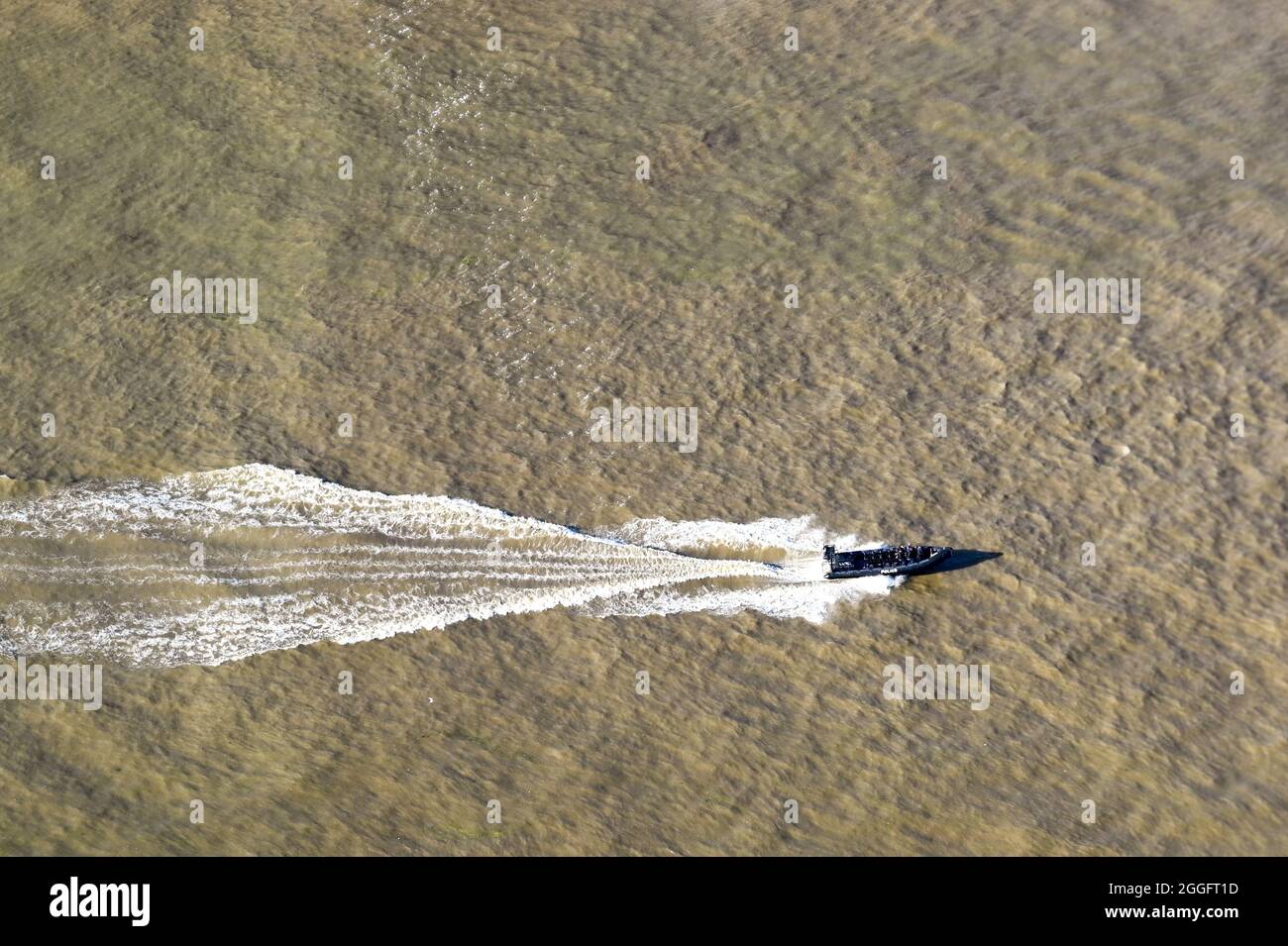 Londres, Angleterre - août 2021 : vue aérienne d'un bateau gonflable rigide rapide de la police métropolitaine à la vitesse de la Tamise Banque D'Images