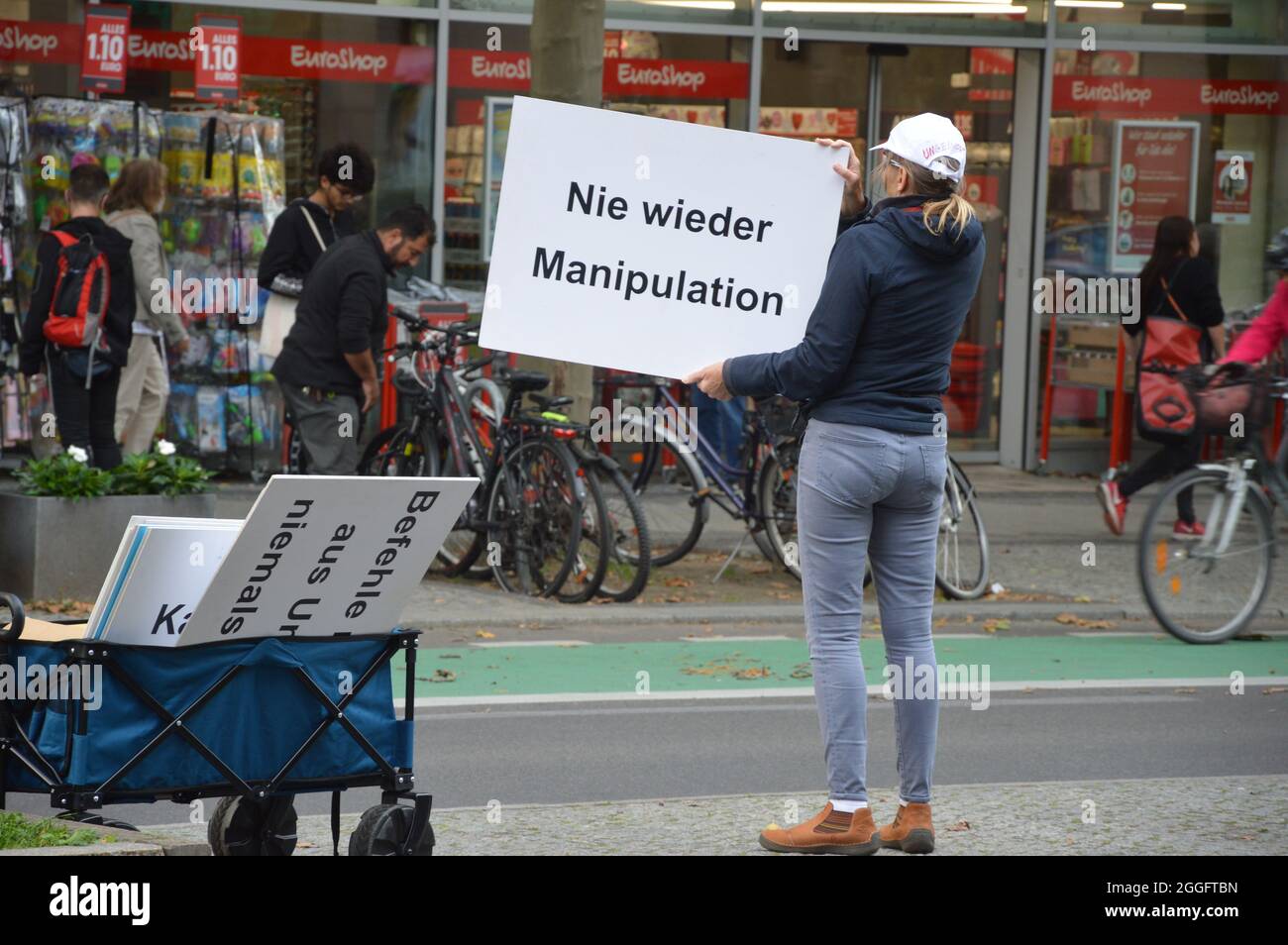 Manifestation latérale de penseur contre la « vaccination obligatoire » - Schlossstrasse à Steglitz, Berlin, Allemagne - 31 août 2021. Banque D'Images