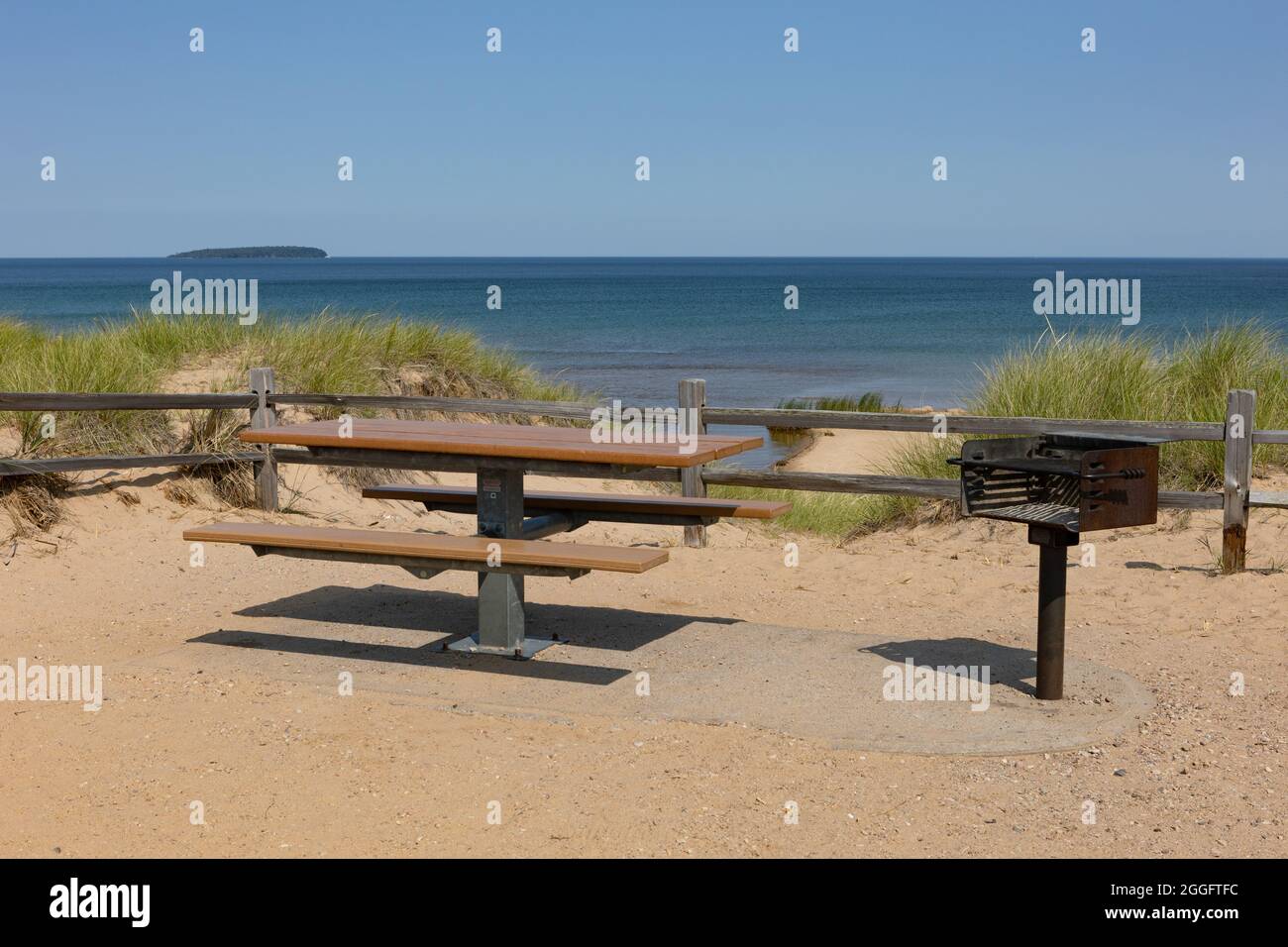 Aire de pique-nique le long d'une plage du lac supérieur Banque D'Images