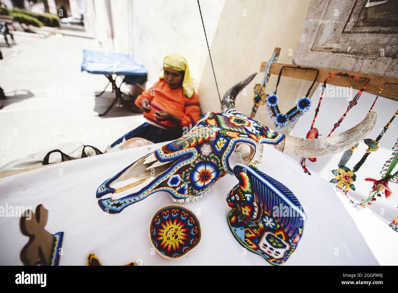 ZACATECAS, MEXIQUE - 01 avril 2018 : un gros plan d'articles colorés pour la célébration traditionnelle de la Journée des morts à acatecas, Mexique Banque D'Images