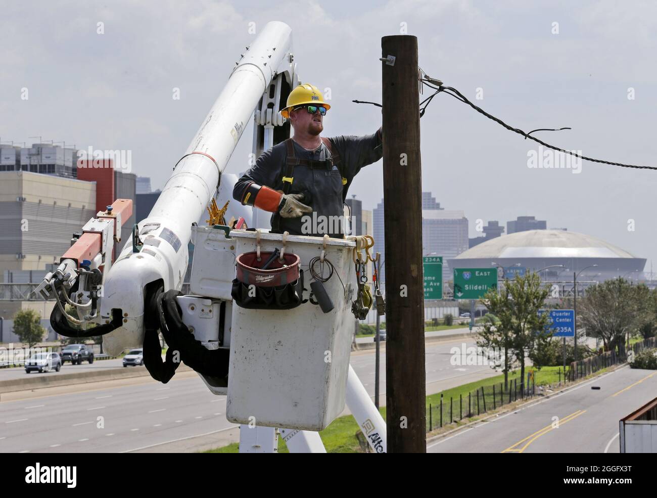 La Nouvelle-Orléans, États-Unis. 31 août 2021. Un lineman effectue des réparations à la Nouvelle-Orléans après l'ouragan Ida, le mardi 31 août 2021. Photo par AJ Sisco/UPI crédit: UPI/Alay Live News Banque D'Images