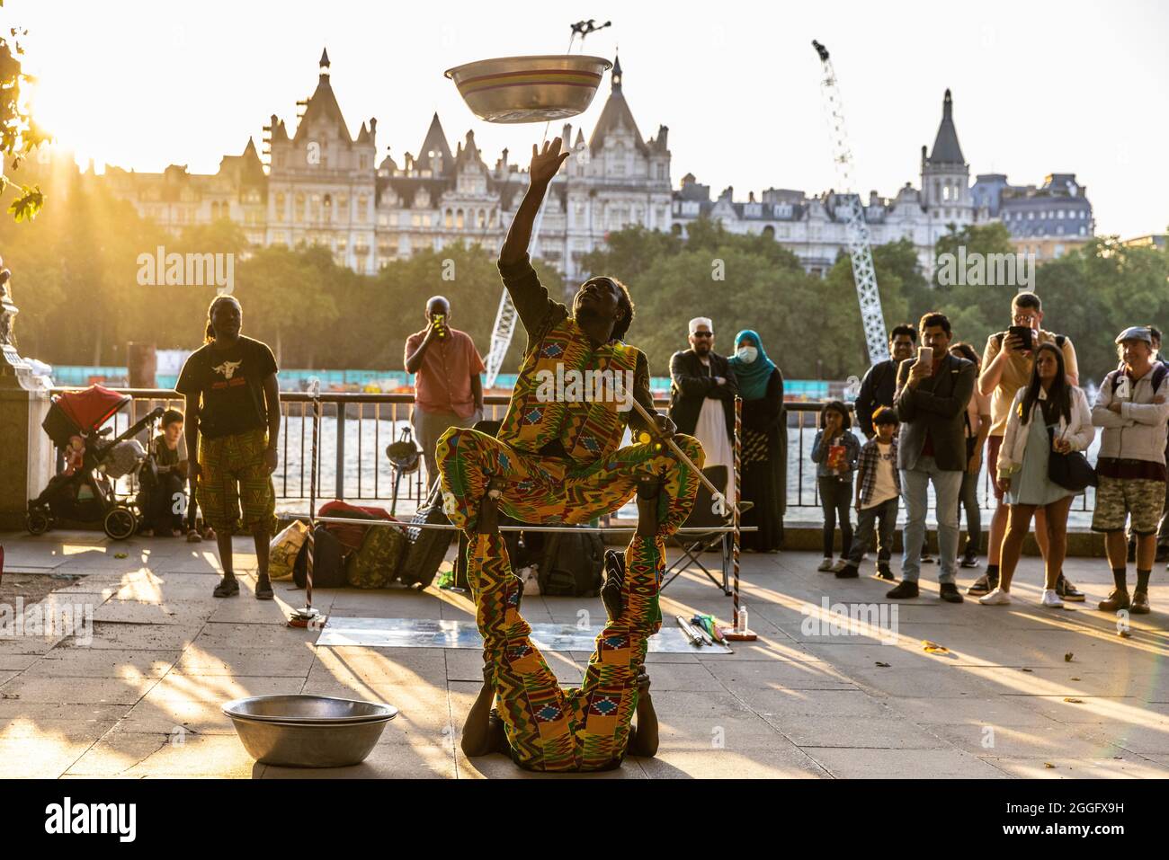 Artistes de rue africains, Queen's Walk, Waterloo Embankment, Central London, Angleterre, Royaume-Uni Banque D'Images