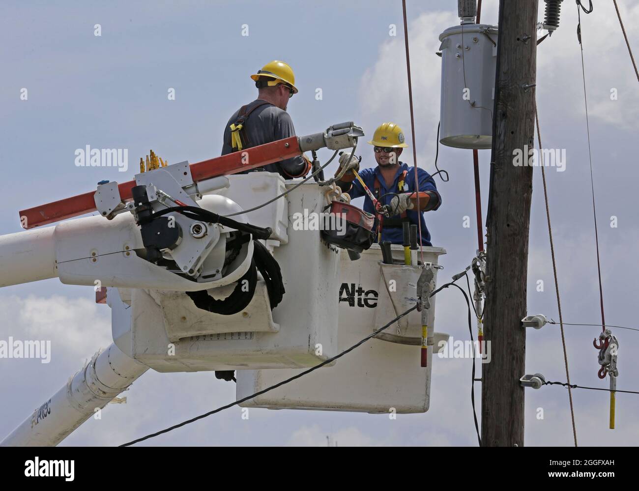 La Nouvelle-Orléans, États-Unis. 31 août 2021. Linemen effectue des réparations à la Nouvelle-Orléans après l'ouragan Ida, le mardi 31 août 2021. Photo par AJ Sisco/UPI crédit: UPI/Alay Live News Banque D'Images