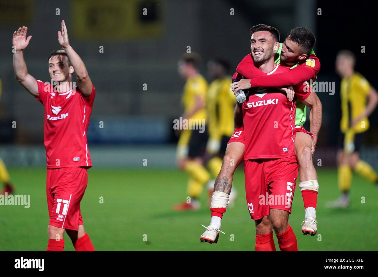 Charlie Brown, Warren O'Hora et Daniel Harvie (à droite) fêtent après le Trophée Papa John's, match du groupe C de la section Sud au stade Pirelli, Burton Upon Trent. Date de la photo: Mardi 31 août 2021. Banque D'Images
