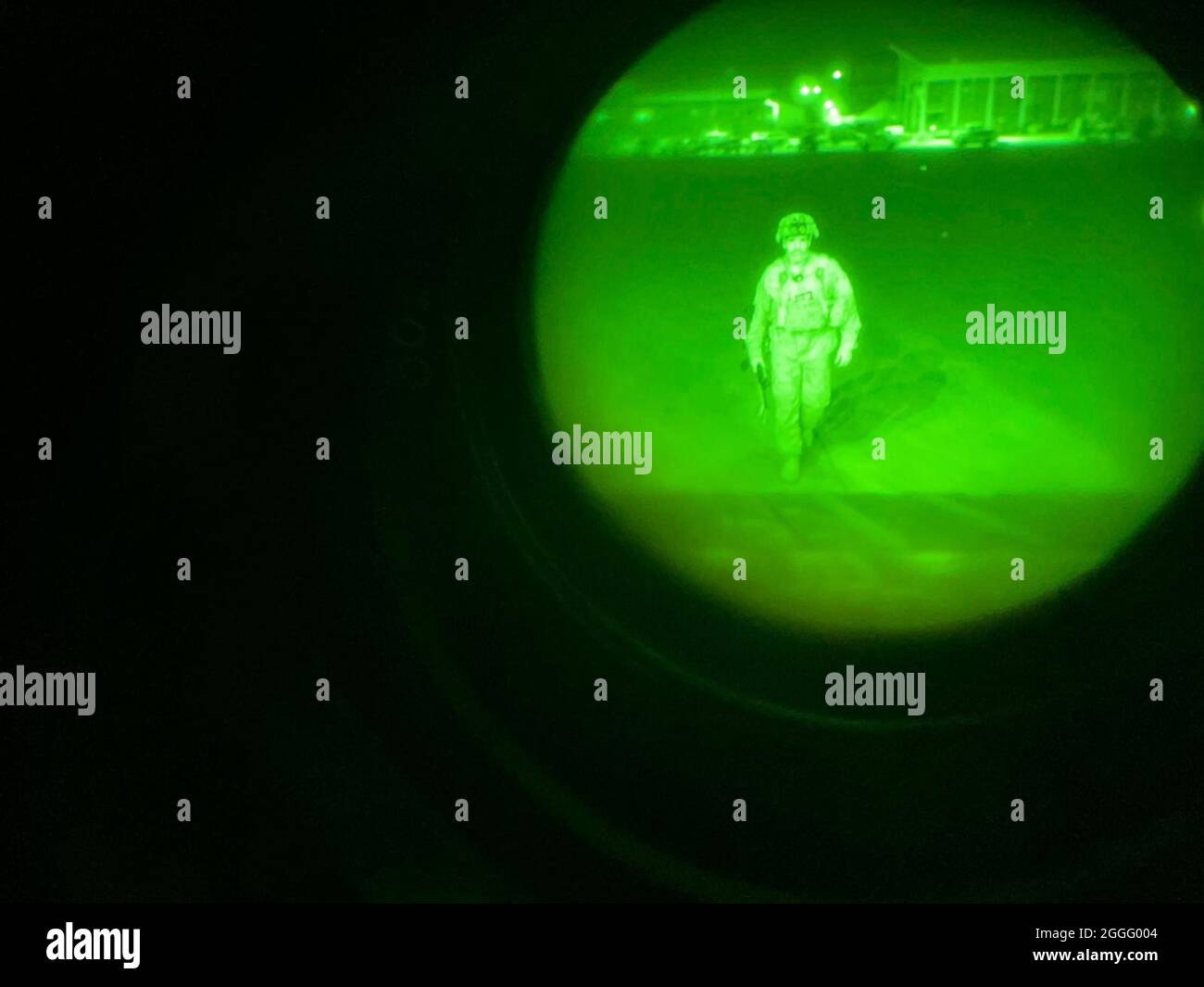 Le général de division Chris Donahue, commandant de la 82e division aéroportée de l'armée américaine, XVIII Airborne corps, monte à bord d'un avion de transport C-17 à l'aéroport international Hamid Karzaï de Kaboul, en Afghanistan. Le général de division Donahue est le dernier membre du service américain à quitter l'Afghanistan; son départ ferme la mission américaine d'évacuation des citoyens américains, des demandeurs de visa d'immigrant spécial afghan et des Afghans vulnérables. (É.-U. Photo de l'armée par le Maître Sgt. Alex Burnett) Banque D'Images