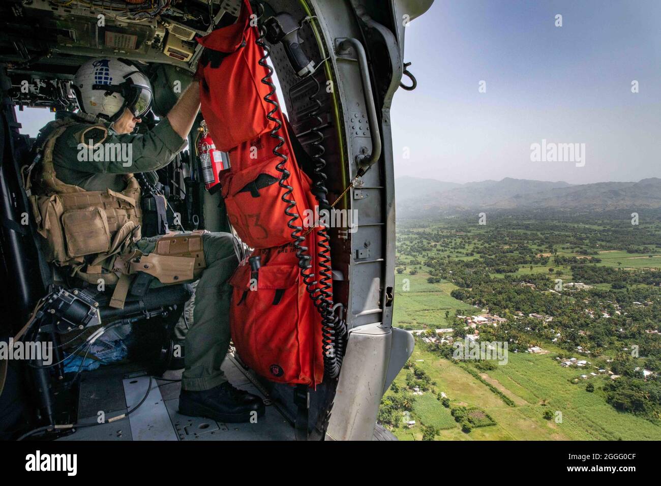 Saint-Louis-du-Sud, Haïti. 28 août 2021. Un hélicoptère Sea Hawk MH-60S de la Marine américaine effectue une mission humanitaire au-dessus de la campagne le 28 août 2021 à Saint-Louis-du-Sud, en Haïti. L'armée, l'USAID et les volontaires participent à la suite du récent tremblement de terre de magnitude 7.2. Crédit : MC2 John Bellino/États-Unis Navy/Alamy Live News Banque D'Images