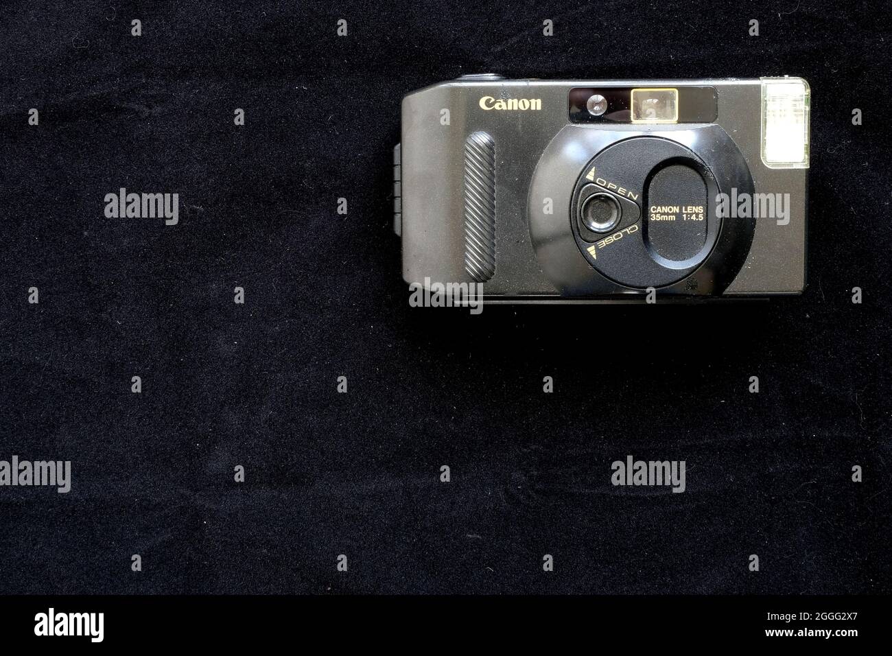 Un Canon Sappy aux environs de 1985 ; un appareil photo à objectif 35 mm entièrement automatique à focale fixe avec flash intégré nécessitant deux piles AAA. Banque D'Images