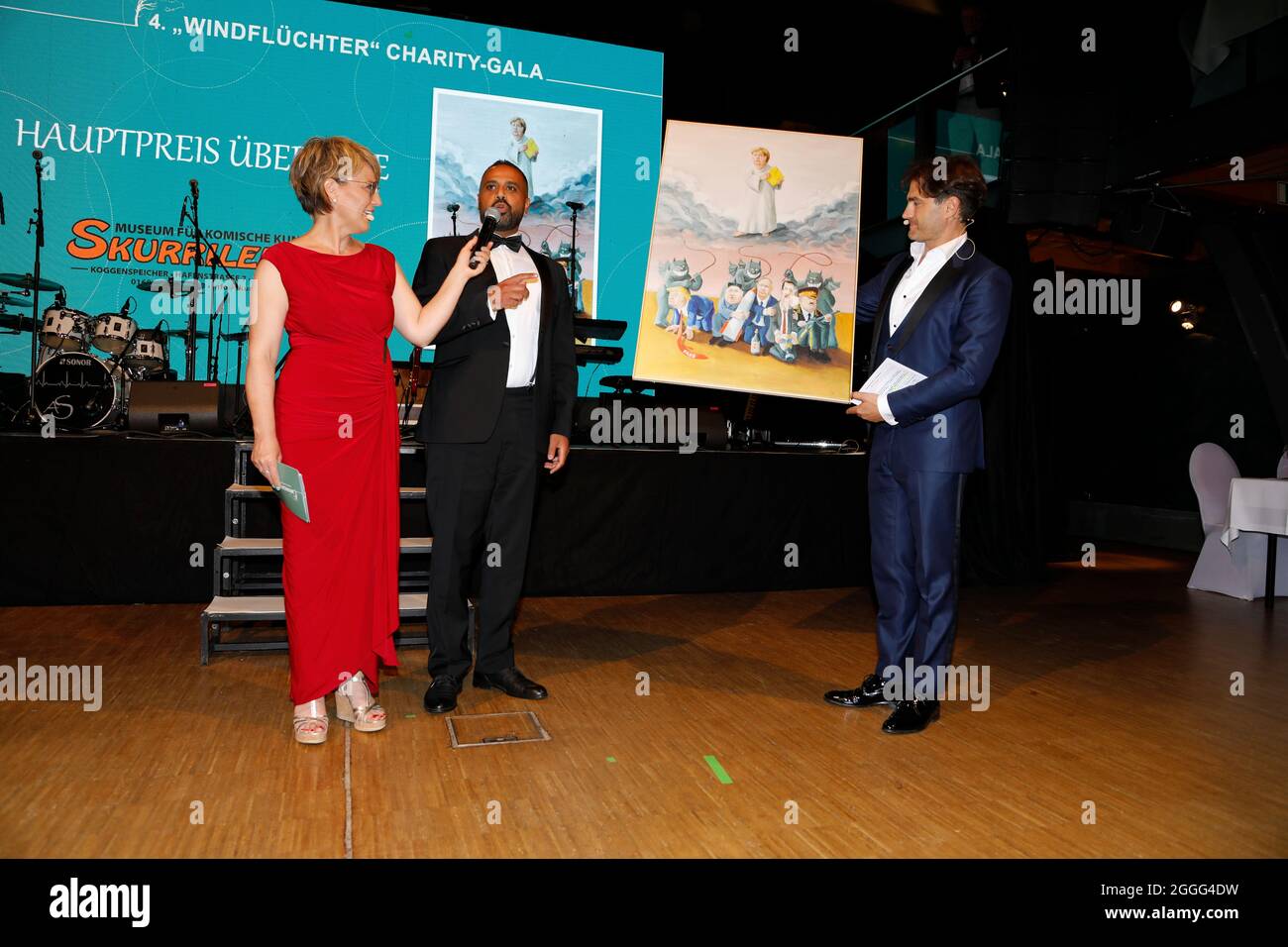 Andrea Ballschuh, der Tombola-Gewinner des Bildes des Künstlers Rolf Tiemann, Rene Nasr und Lenn Kudrjawizki BEI der 4. Windflüchter Gala de la Charité zu Banque D'Images