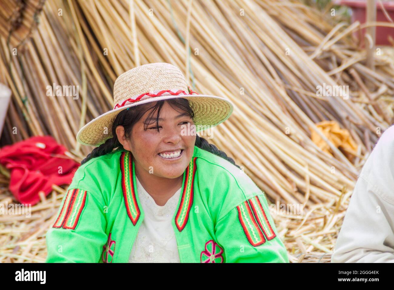 TITICACA, PÉROU - 15 MAI 2015 : habitants des îles flottantes d'Uros, lac Titicaca, Pérou Banque D'Images