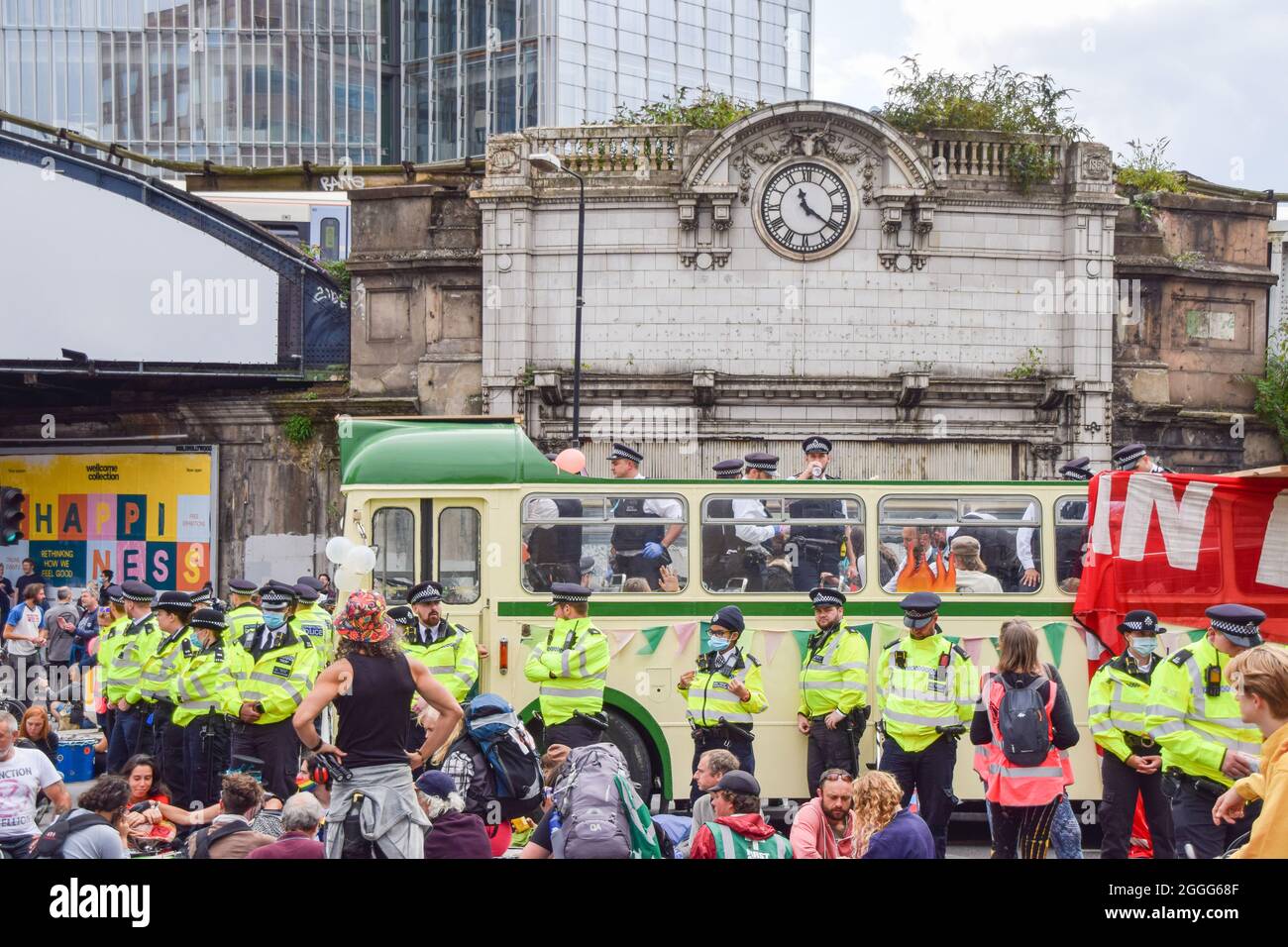 Londres, Royaume-Uni. 31 août 2021. Les policiers gardent le bus rempli de manifestants pendant la manifestation.extinction les manifestants de la rébellion ont bloqué les rues à côté du pont de Londres avec un bus, dans le cadre de leur campagne de deux semaines pour l'impossible rébellion, appelant le gouvernement britannique à agir de manière significative sur la crise climatique et écologique. Crédit : SOPA Images Limited/Alamy Live News Banque D'Images