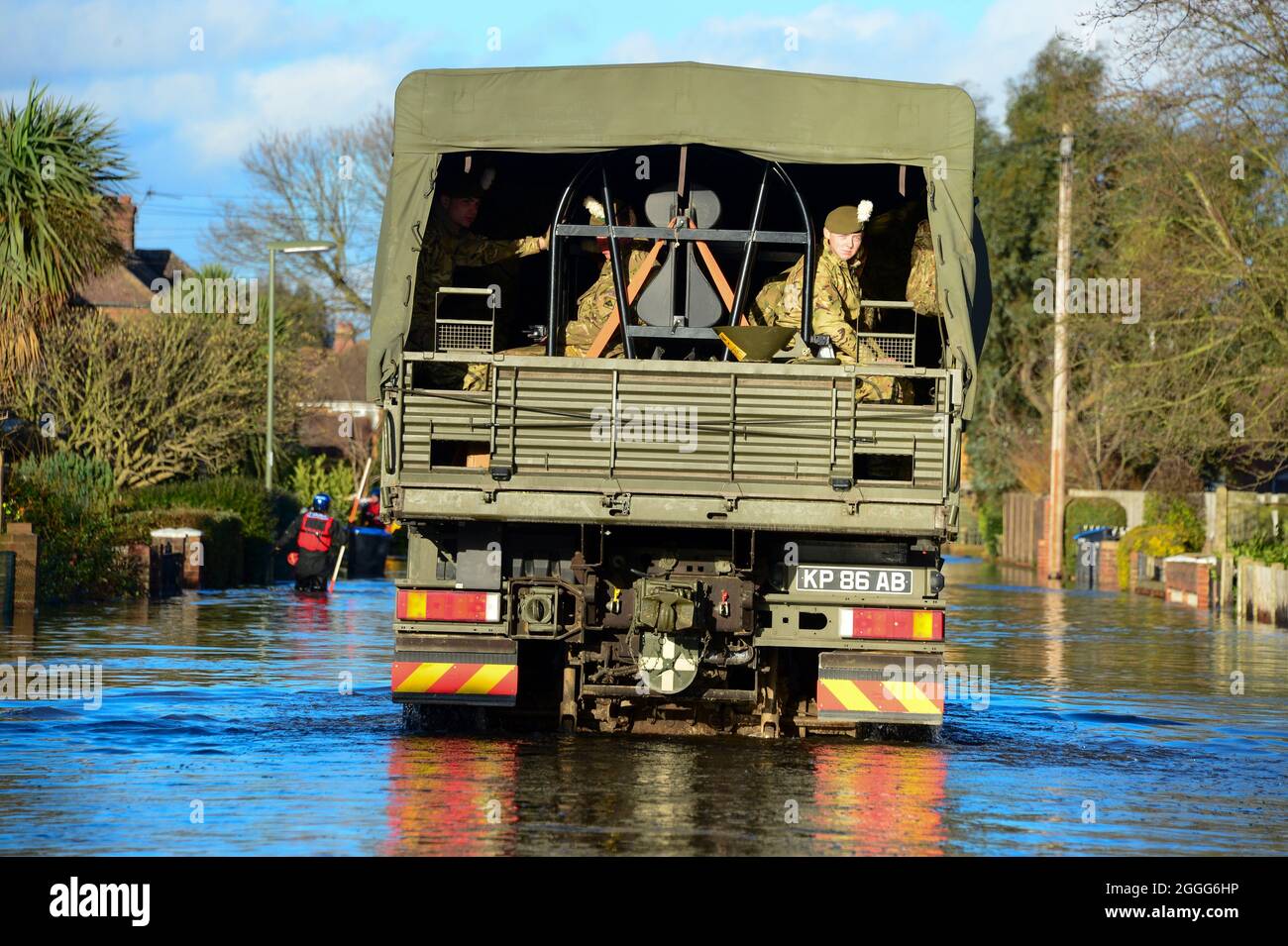 L'armée britannique aide les habitants de Chertsey, victime des inondations. Fournir des sacs de sable et de l'aide au besoin Banque D'Images