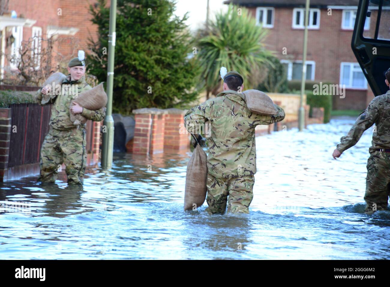 L'armée britannique aide les habitants de Chertsey, victime des inondations. Fournir des sacs de sable et de l'aide au besoin Banque D'Images