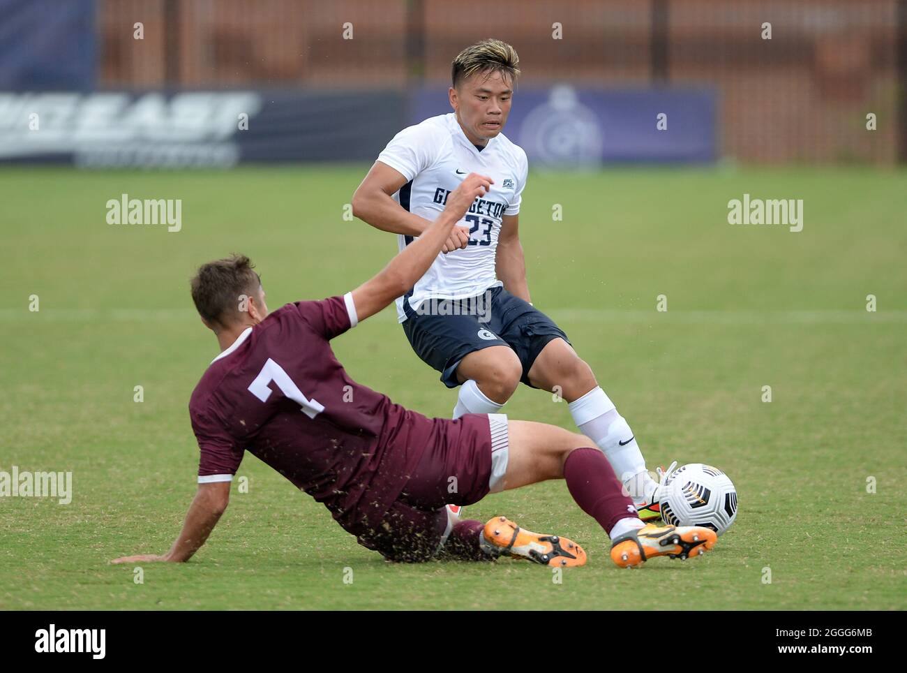 Washington, DC, États-Unis. 29 août 2021. 20210829 - le défenseur de Fordham GALEN FLYNN (7) défie CHRIS LE, milieu de terrain de Georgetown (23) dans la première moitié à Shaw Field à Washington. (Image de crédit : © Chuck Myers/ZUMA Press Wire) Banque D'Images