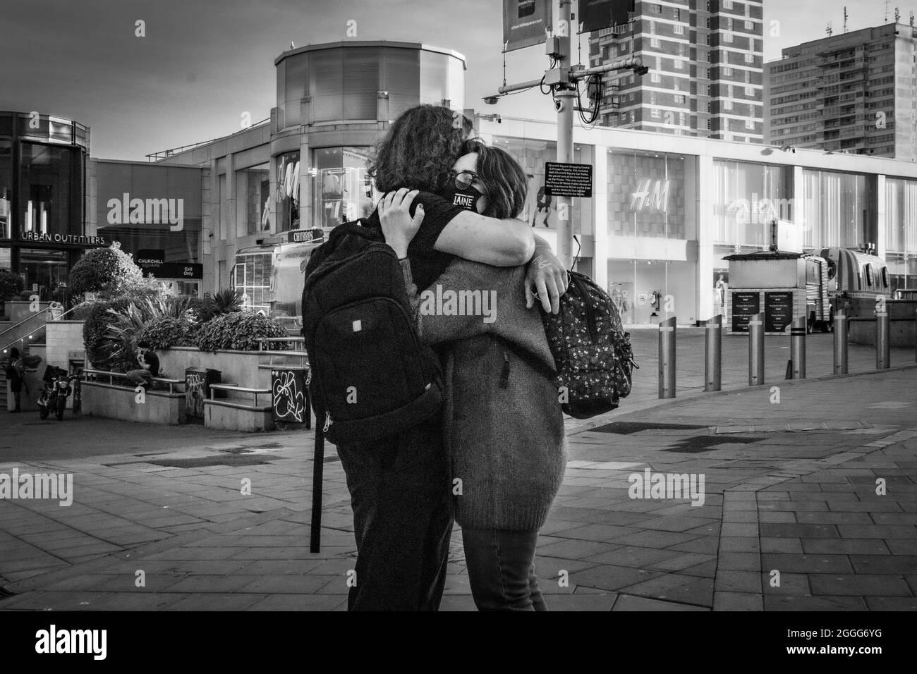 BRIGHTON, ROYAUME-UNI - 03 juillet 2021 : photo en niveaux de gris d'un couple qui se serre dans la rue à Brighton, au Royaume-Uni Banque D'Images