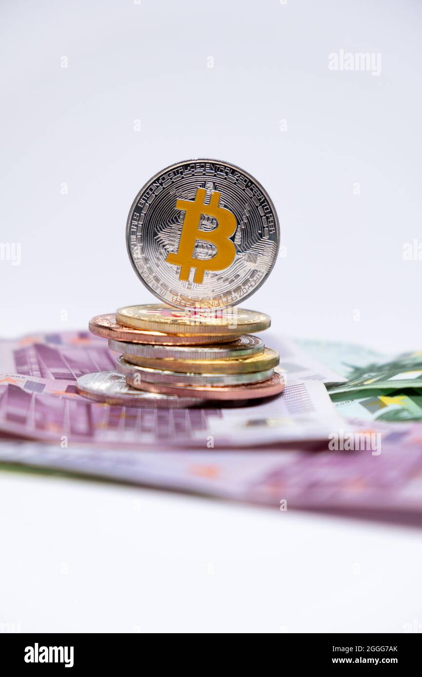 Bitcoin sur les billets de banque de 100 et 500 euros. Bitcoin d'argent sur cent cinq cents billets en euros. Concept de crypto-monnaie, bitcoin et euros. Banque D'Images