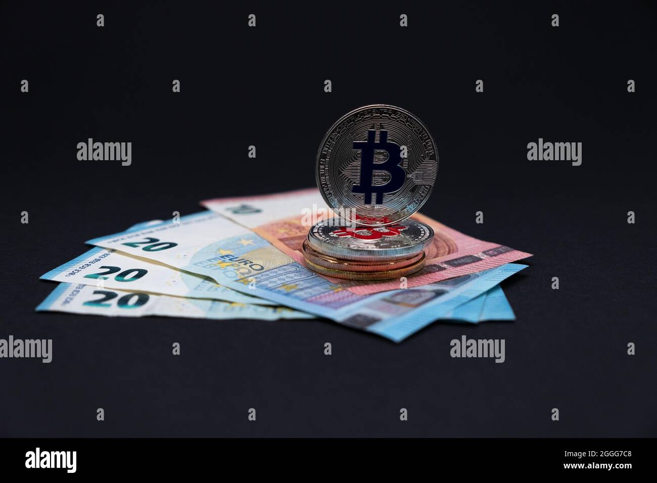 Bitcoins sur les billets de banque de 20 et 10 euros. Bitcoins sur des  billets de dix et vingt euros sur fond sombre Photo Stock - Alamy