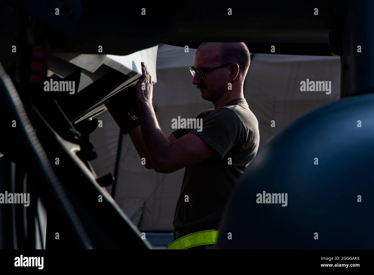 Le premier Airman Anthony Taylor, 386e spécialiste en avionique de l'escadron de maintenance des aéronefs expéditionnaires, effectue des vérifications de routine du programme de pré-vol à la base aérienne Ali Al Salem, au Koweït, le 10 juin 2020. Le 386E EAMXS 'White AMU' fait partie du 386e Expeditionary Maintenance Group, qui dirige les opérations de maintenance dans un environnement expéditionnaire tactique de transport aérien et d'attaque électronique dans la zone de responsabilité centrale des États-Unis. (É.-U. Photo de la Force aérienne par Tech. Sgt. Alexandre Montes) Banque D'Images