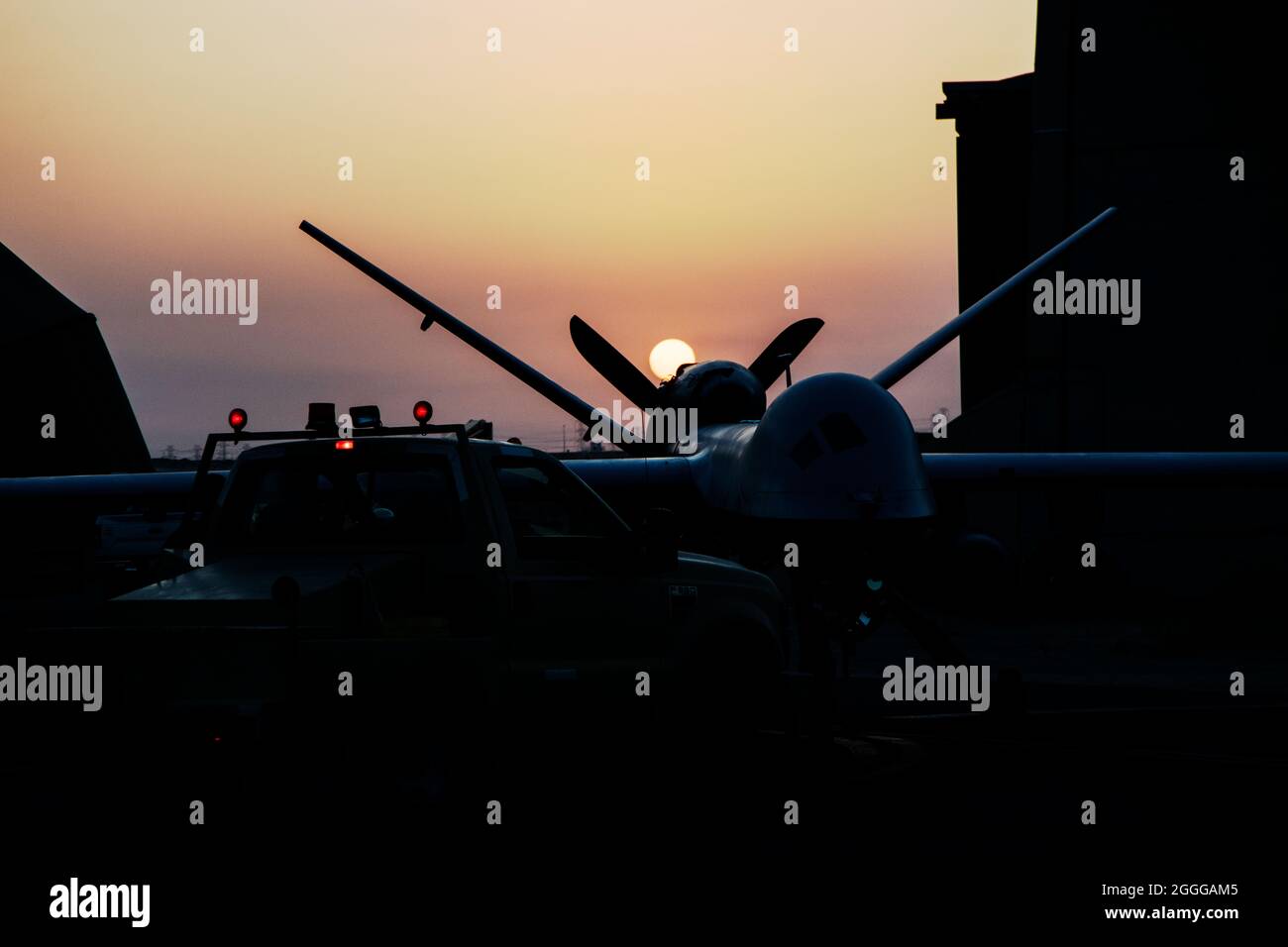 Un véhicule aérien sans pilote MQ-9 Reaper est remorqué en place avant l'entretien avant le vol à la base aérienne Ali Al Salem, au Koweït, le 10 juin 2020. Airman du 386e Escadron de maintenance des aéronefs expéditionnaires, également connu sous le nom de « White AMU », maintient, prépare et récupère les MQ-9 avant et après chaque lancement, assurant ainsi un succès optimal de la mission. (É.-U. Photo de la Force aérienne par Tech. Sgt. Alexandre Montes) Banque D'Images