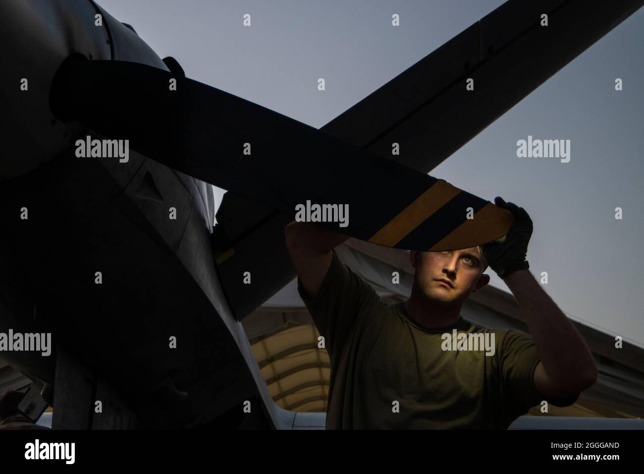 Le chef d'équipage du 386e Escadron de maintenance des aéronefs expéditionnaires Tyler Arbaugh effectue des vérifications post-vol sur un véhicule aérien sans pilote MQ-9 Reaper à la base aérienne Ali Al Salem, au Koweït, le 10 juin 2020. Un aviateur du 386e Escadron de maintenance d’aéronefs expéditionnaires, autre connu sous le nom de «AMU blanche», entretient et prépare et récupère les 9-MQ avant et après chaque lancement, assurant ainsi un succès optimal de la mission. (É.-U. Photo de la Force aérienne par Tech. Sgt. Alexandre Montes) Banque D'Images