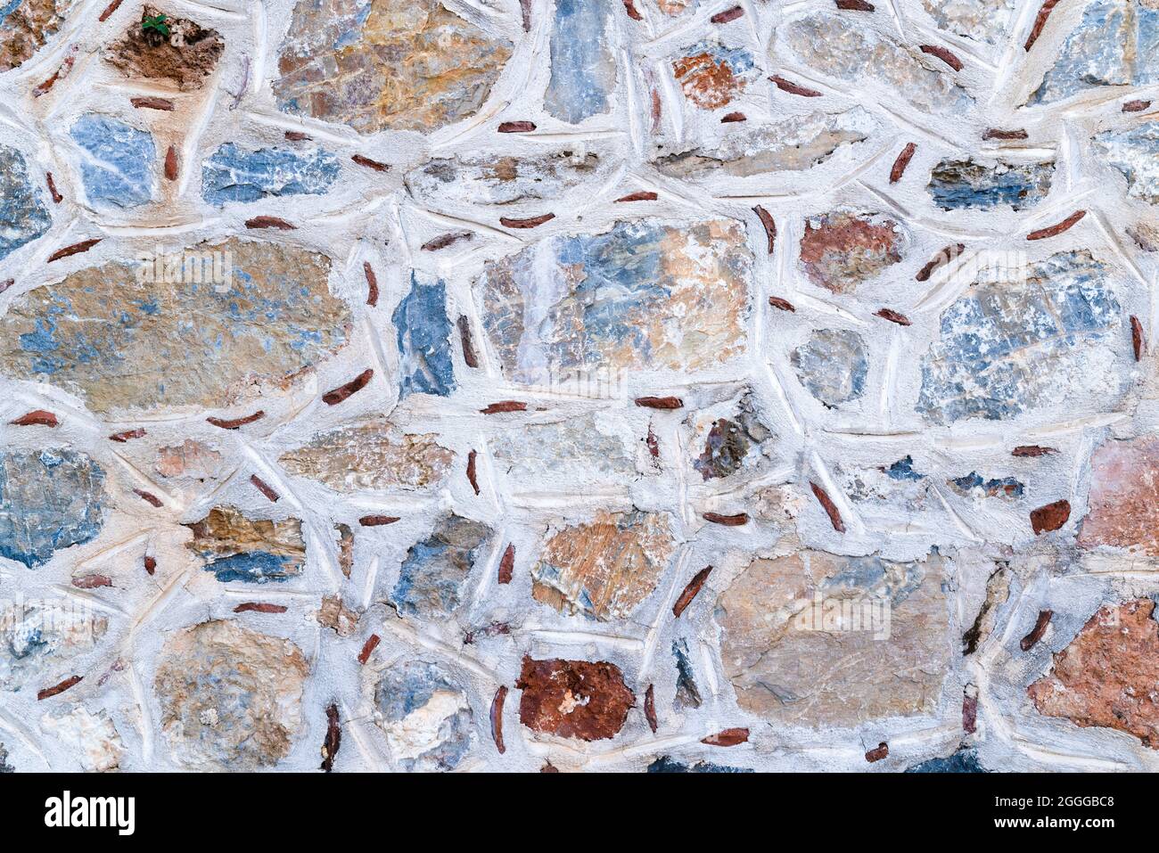 Texture de maçonnerie asymétrique en pierres multicolores. Vue de dessus. Banque D'Images