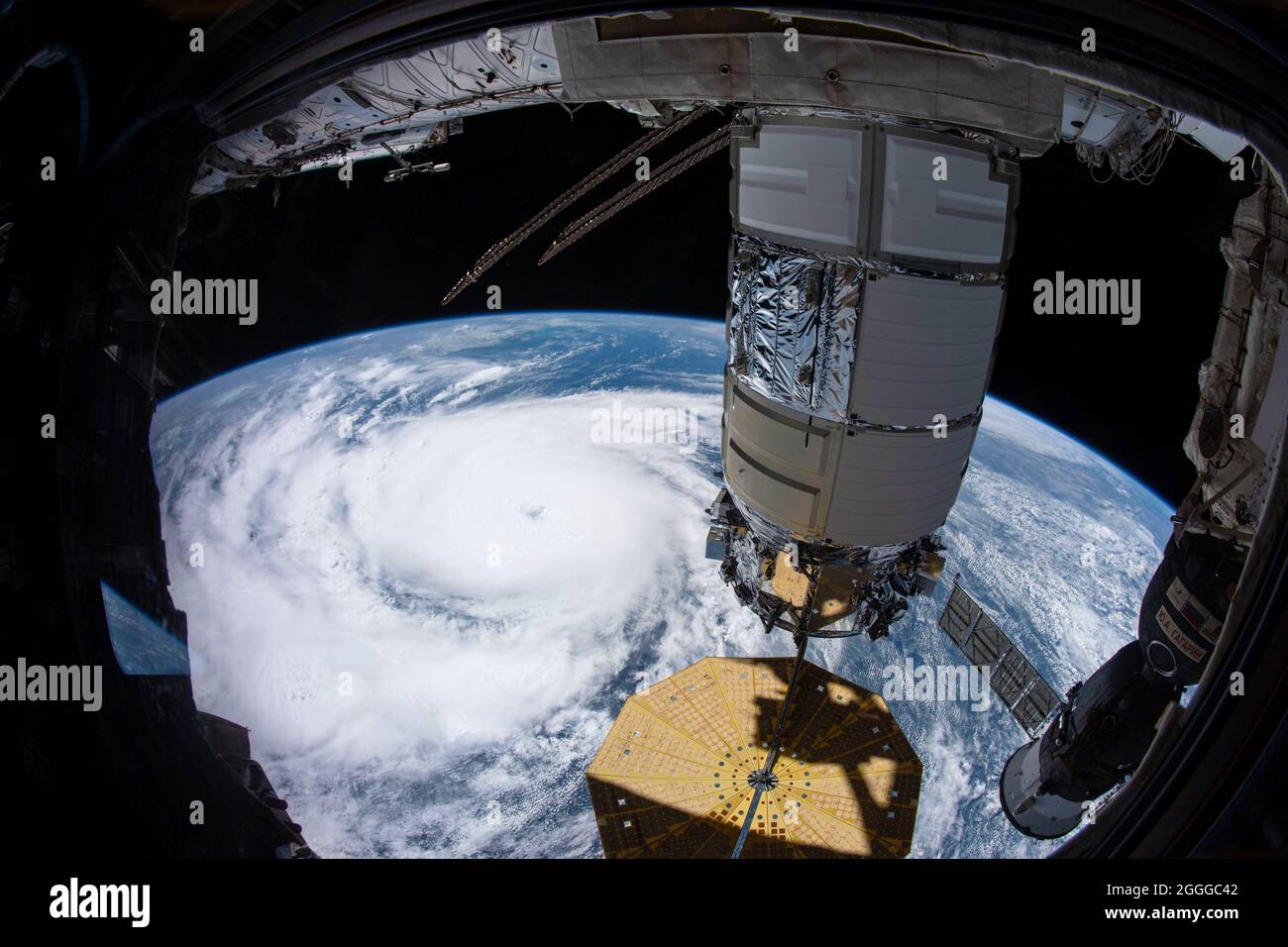 Catégorie 4, ouragan Ida vu de l'espace le 29 août 2021. Le cargo spatial Northrop Grumman Cygnus est au premier plan. Banque D'Images