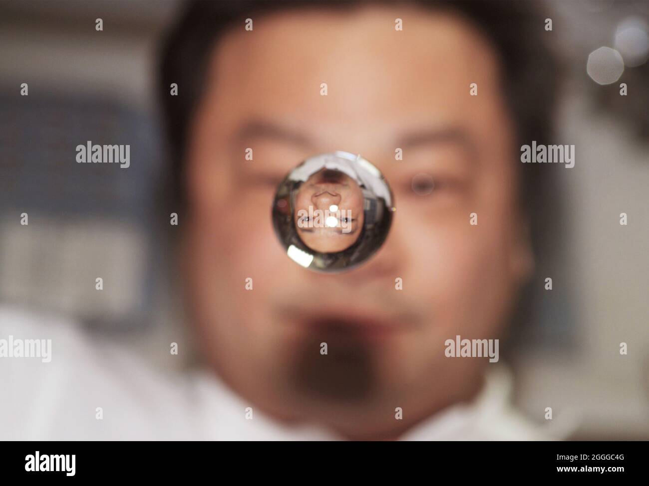 Image Infrate du commandant Leroy Chiao alors qu'il regarde une bulle d'eau à bord de l'ISS, NASA. Banque D'Images