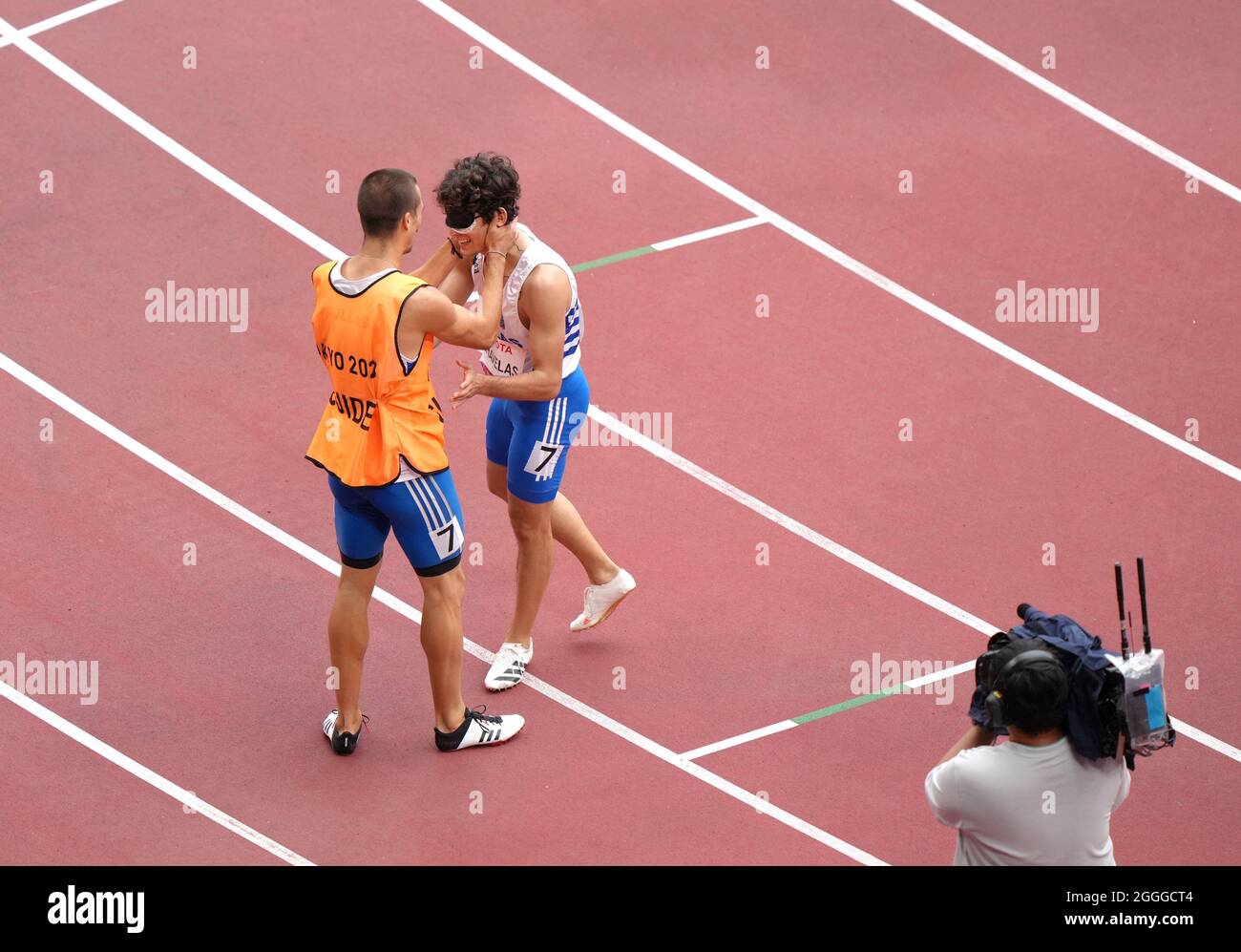 Athanasios Ghavelas (au centre) célèbre l'établissement d'un record du monde dans le 100m T11 Round 1 Heat 3 des hommes avec le guide Sotirios Gkaragkanis au stade olympique pendant le huitième jour des Jeux paralympiques de Tokyo de 2020 au Japon. Date de la photo: Mercredi 1er septembre 2021. Banque D'Images