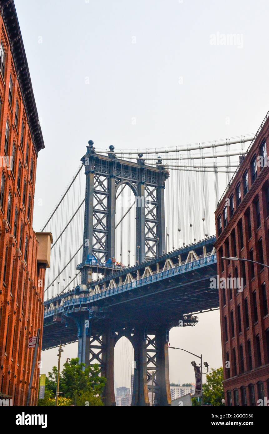 Le Dumbo Manhattan Bridge est visible sur Washington Street.Vue emblématique du pont de Manhattan à Brooklyn, New York, États-Unis.Juillet 2021. Banque D'Images