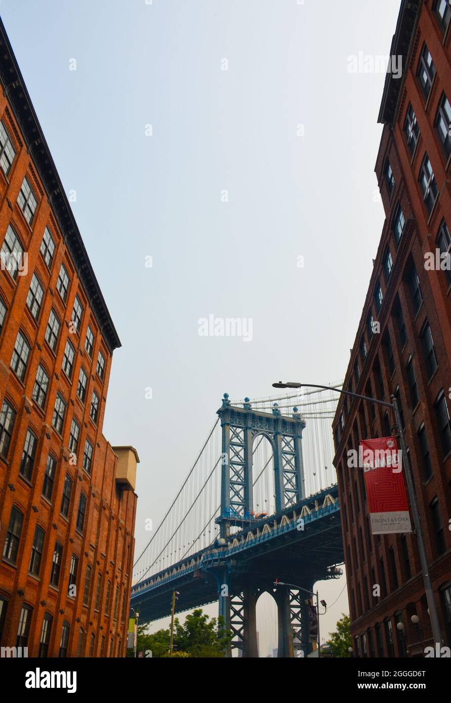 Le Dumbo Manhattan Bridge est visible sur Washington Street.Vue emblématique du pont de Manhattan à Brooklyn, New York, États-Unis.Juillet 2021. Banque D'Images