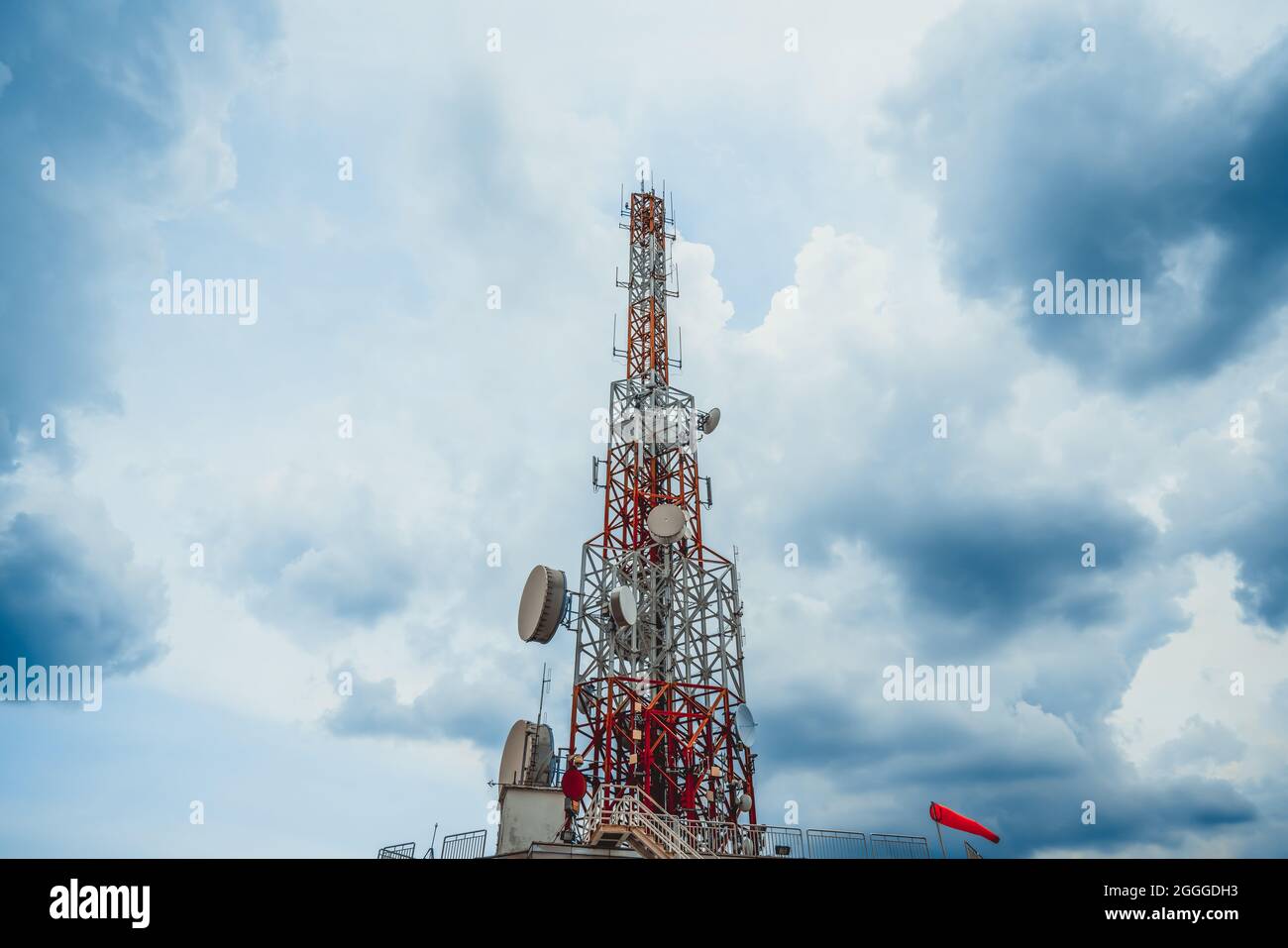 Grande tour de télécommunication contre le ciel et les nuages en arrière-plan . Concept de connexion réseau Internet . Banque D'Images