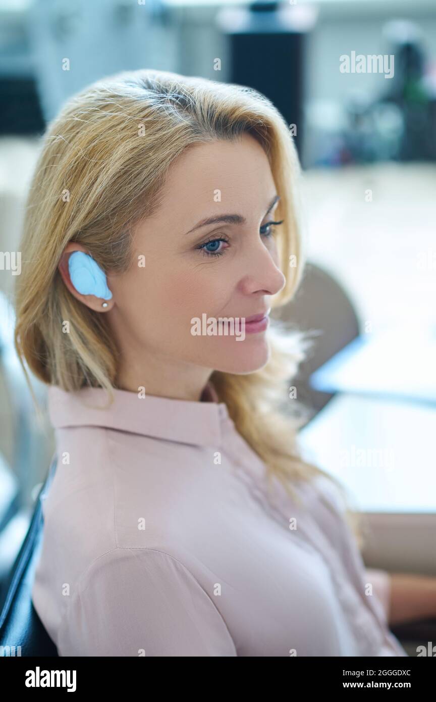 Une patiente avec un embout en silicone est vêtue d'un casque de protection auditive Banque D'Images