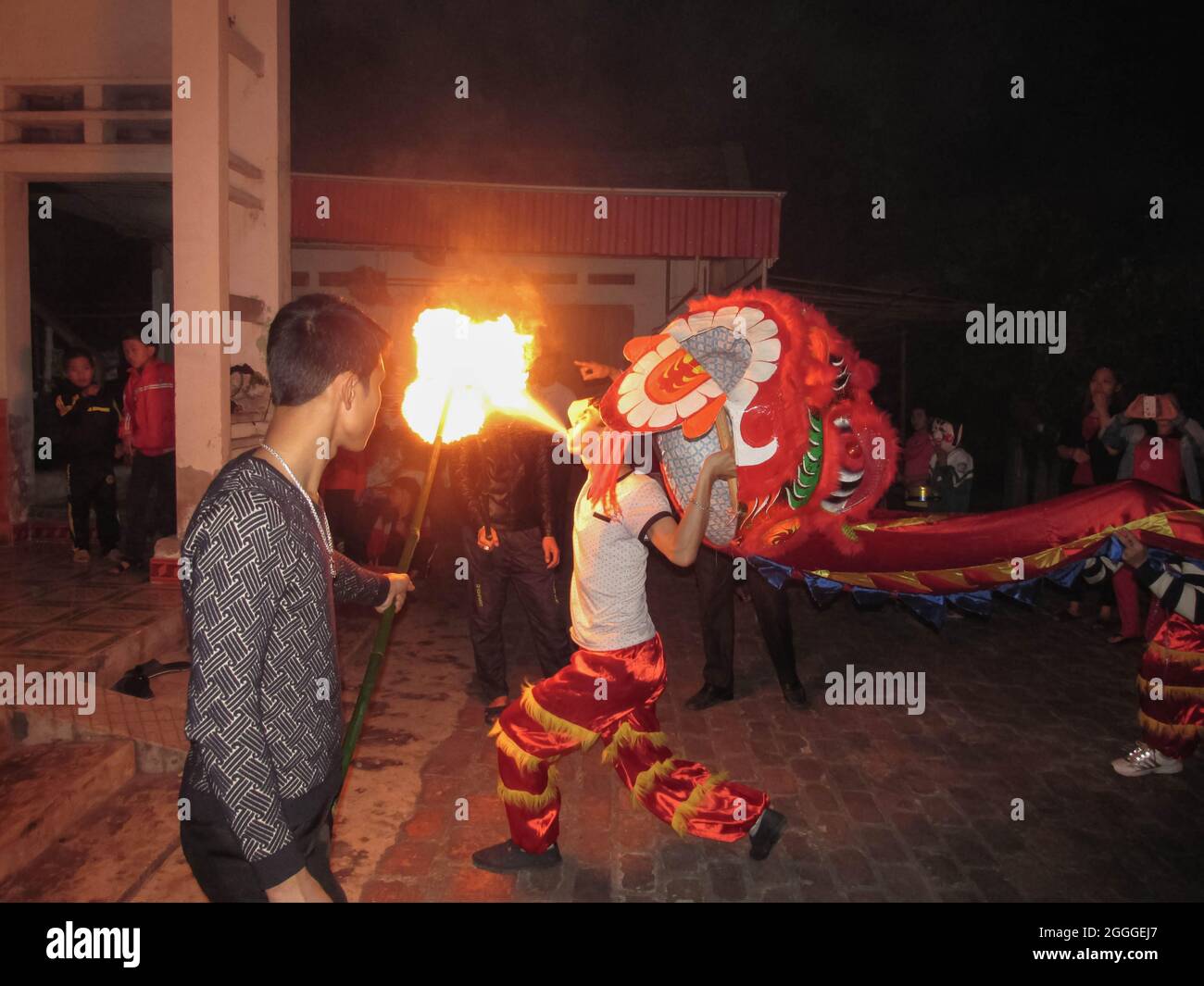 Danse du feu traditionnelle chinoise Banque de photographies et d'images à  haute résolution - Alamy